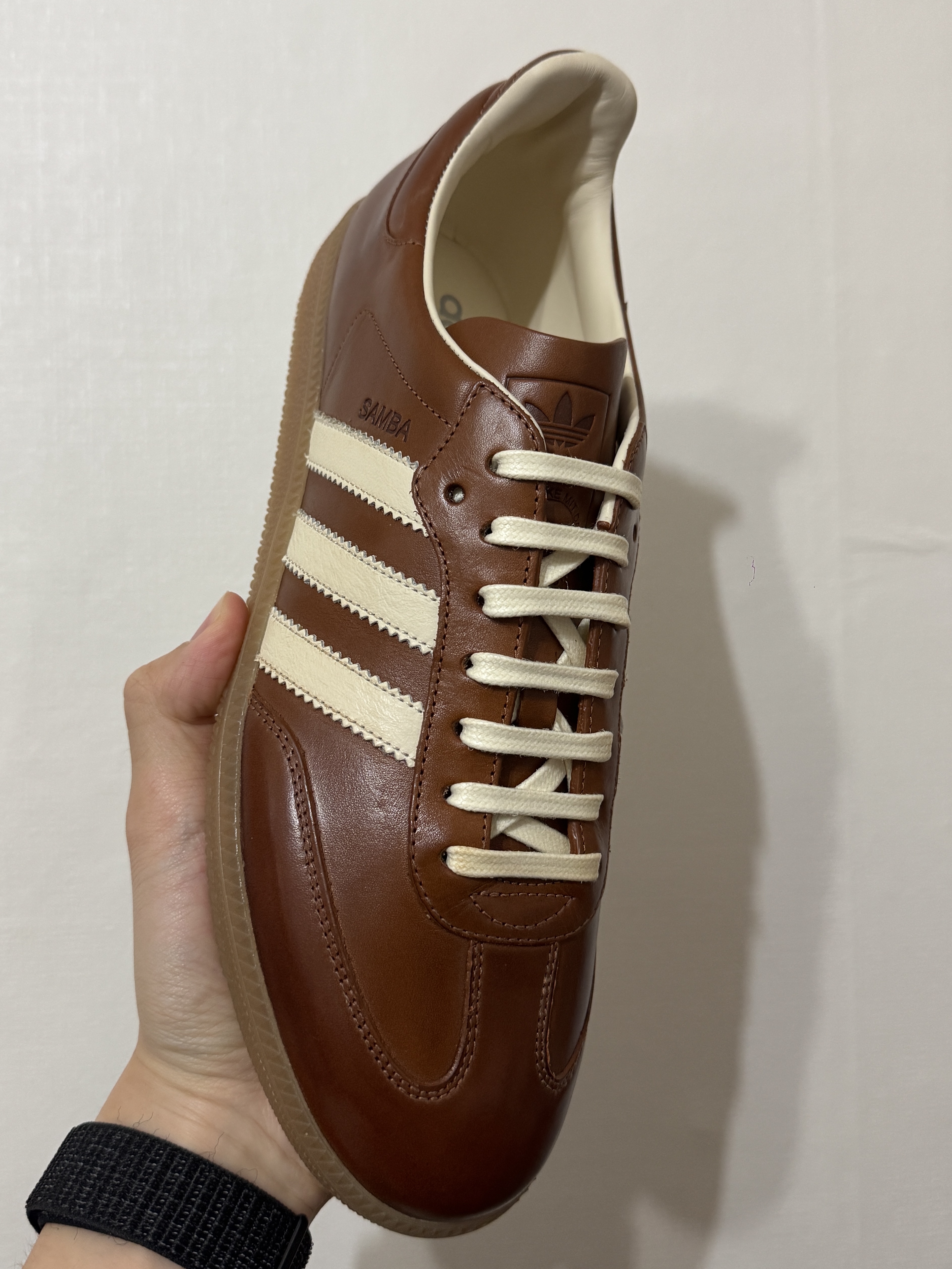Adidas Samba OG Made in Italy Brown Wonder White 착용 스타일 - 2