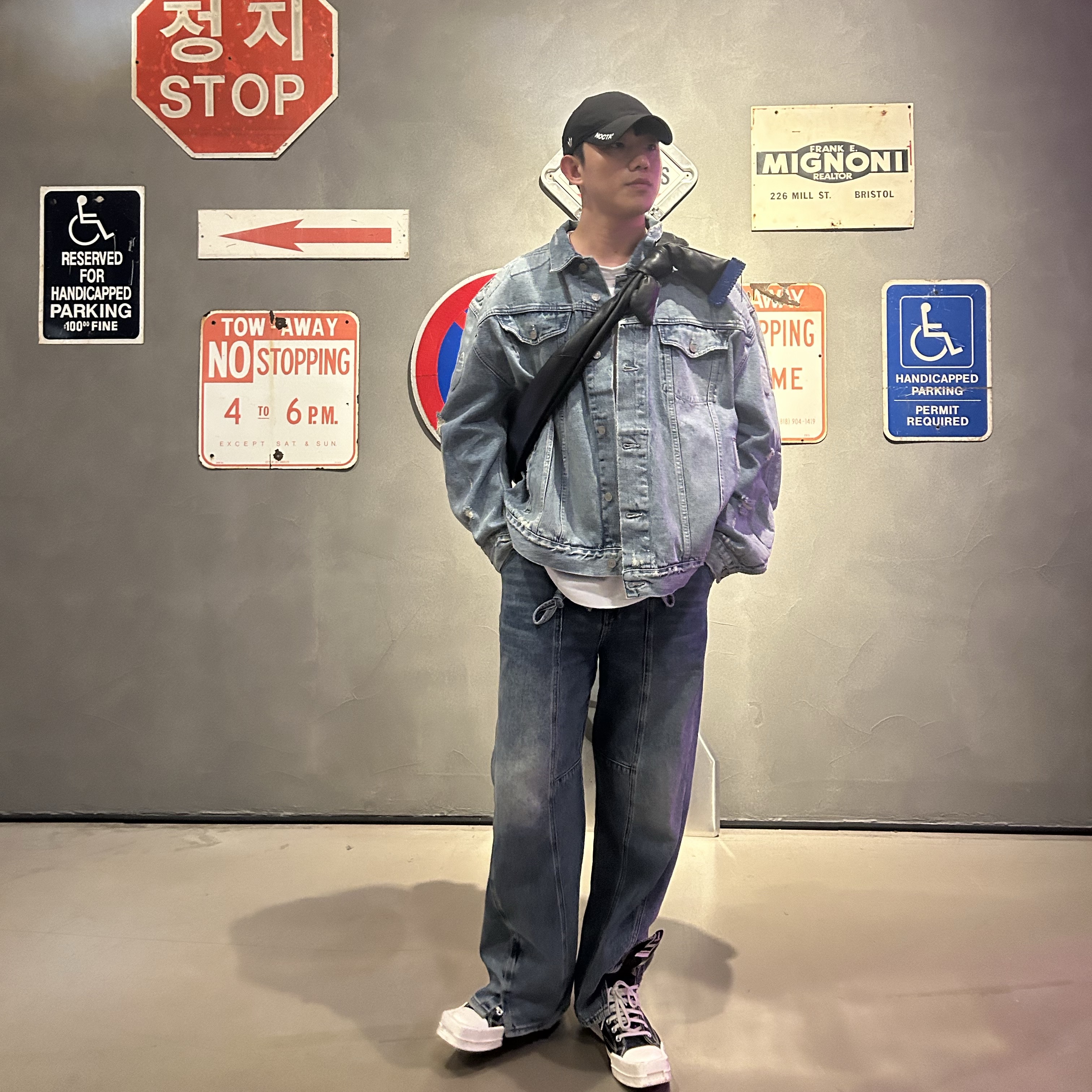 Yeezy Gap Engineered By Balenciaga Padded Denim Jacket Blue, Ader Error x Zara Leather Shoulder Bag with Knot Black 착용 스타일 - 2