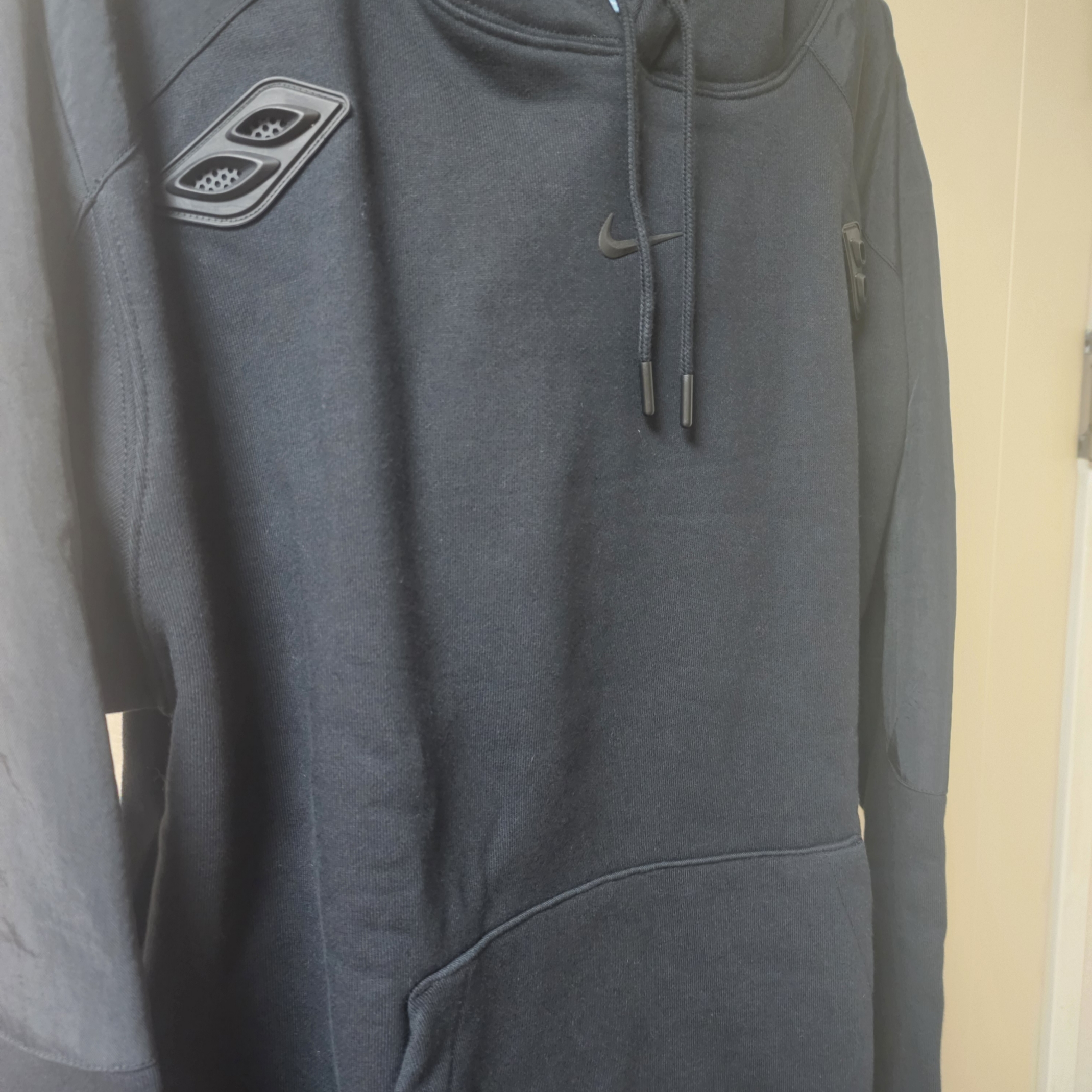 Nike x Drake Nocta x Kar L'Art De L'Automobile Asphalt Hoodie Black (FD2203-010) 착용 스타일 - 1