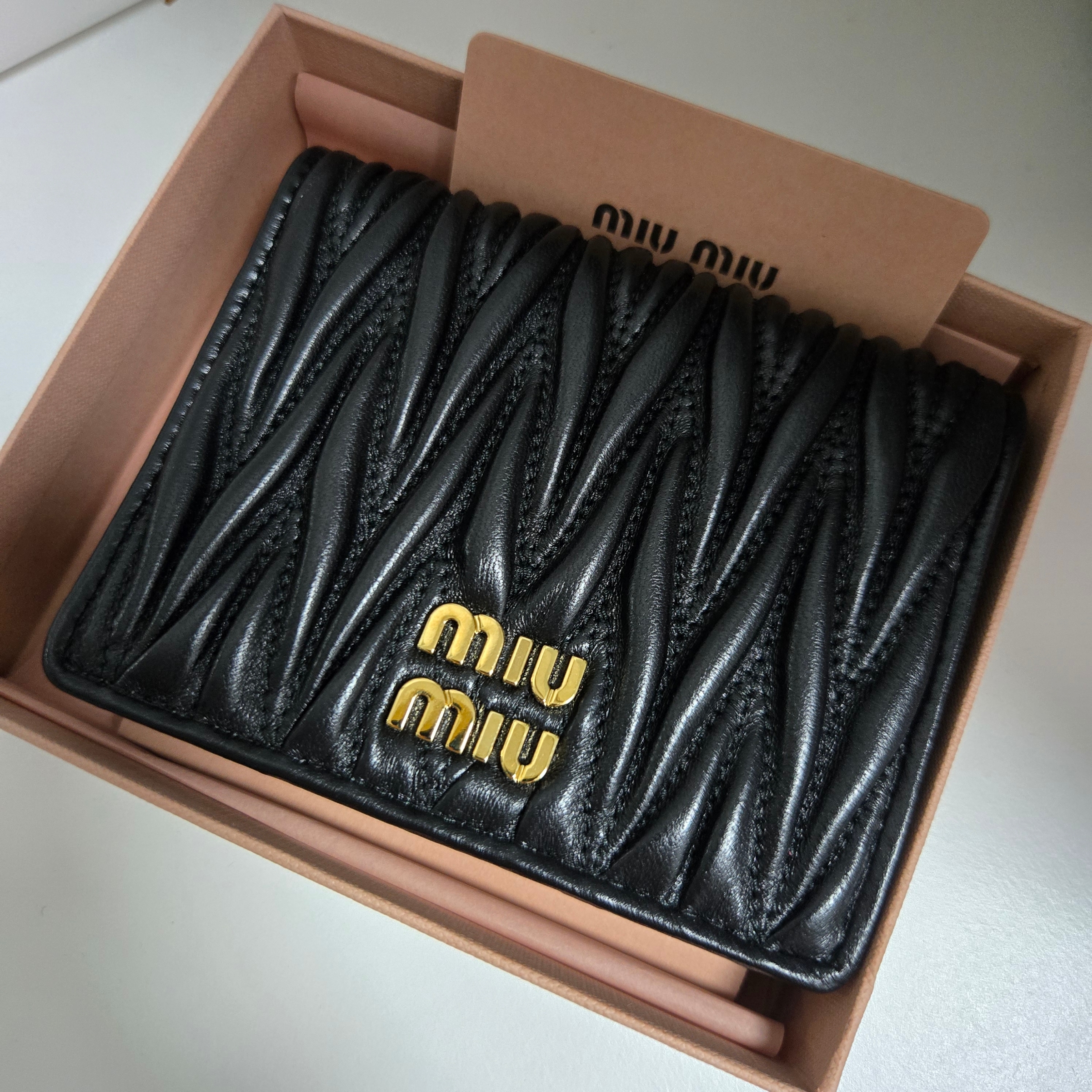 Miu Miu Matelasse Nappa Leather Wallet Black 착용 스타일