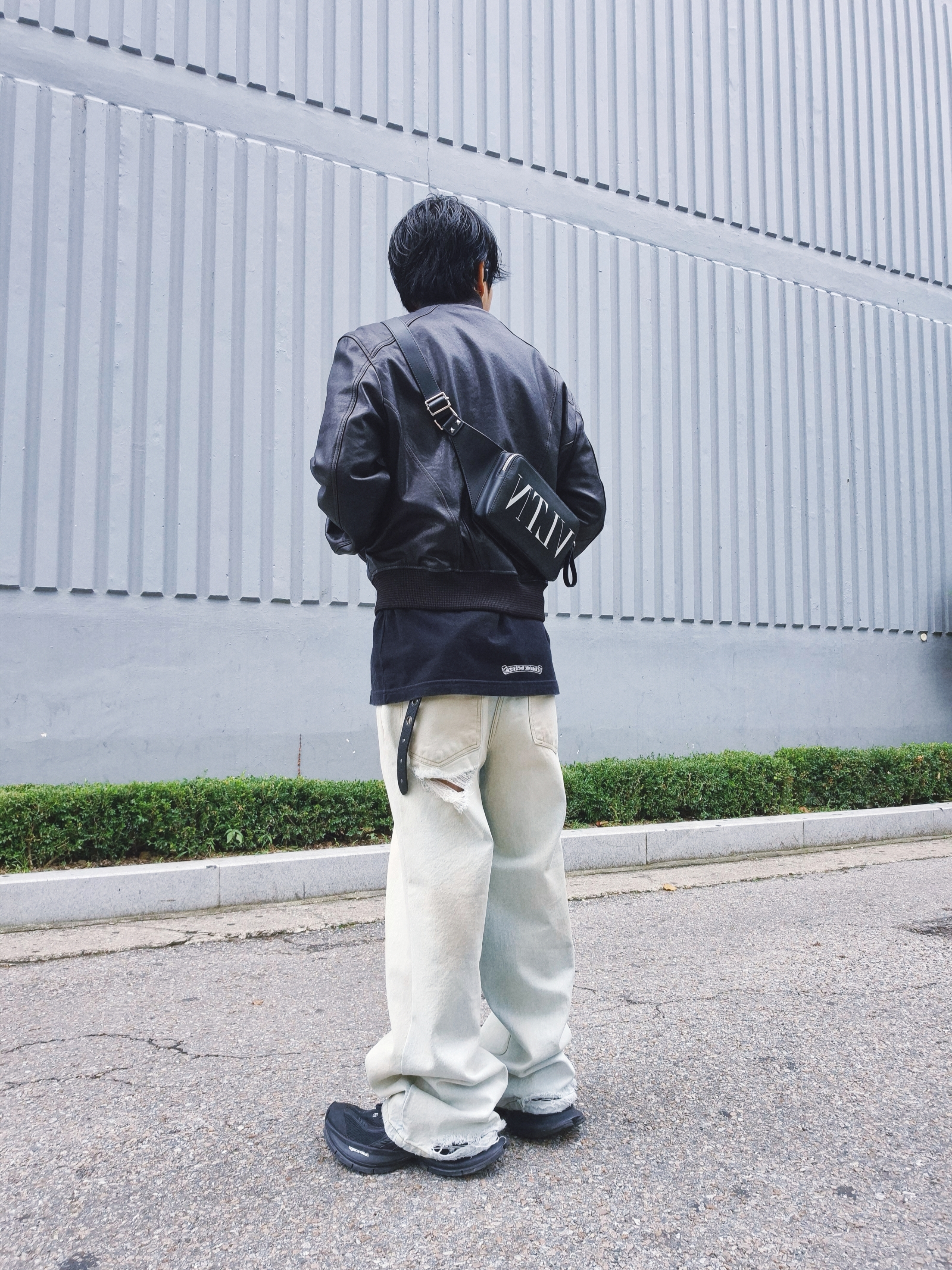 Valentino Leather VLTN Belt Bag Black, Chrome Hearts Scroll Logo T-Shirt Black - Tokyo Exclusive 착용 스타일 - 1