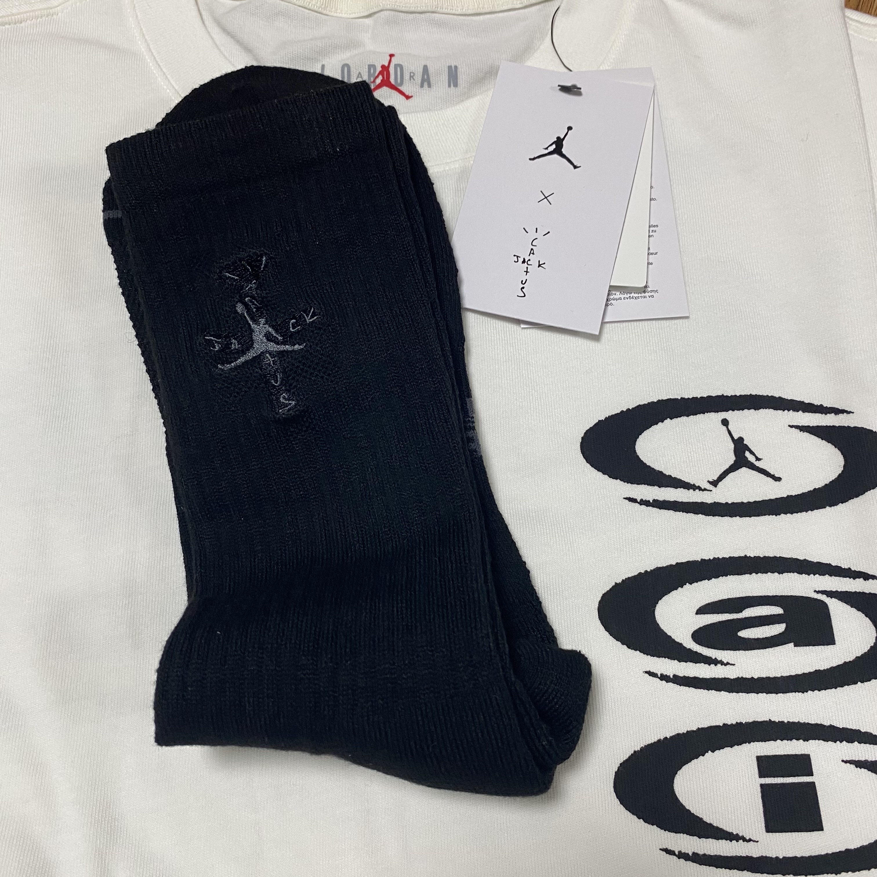 Jordan x Travis Scott T-Shirt Sail (DZ5514-133), Jordan x Travis Scott Cushioned Crew Socks Black 착용 스타일 - 3