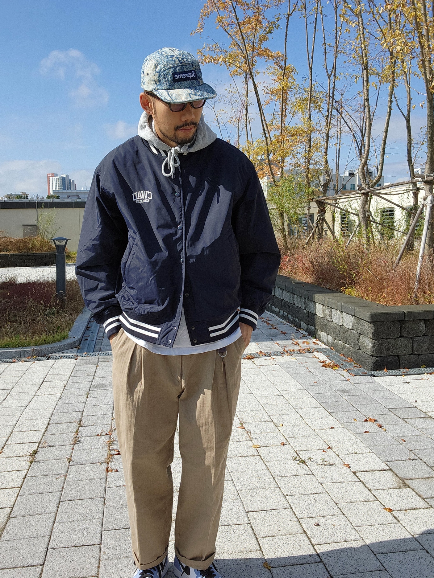 Jordan 1 Retro High OG University Blue, Supreme Denim Camp Cap Snake - 24FW 착용 스타일 - 3