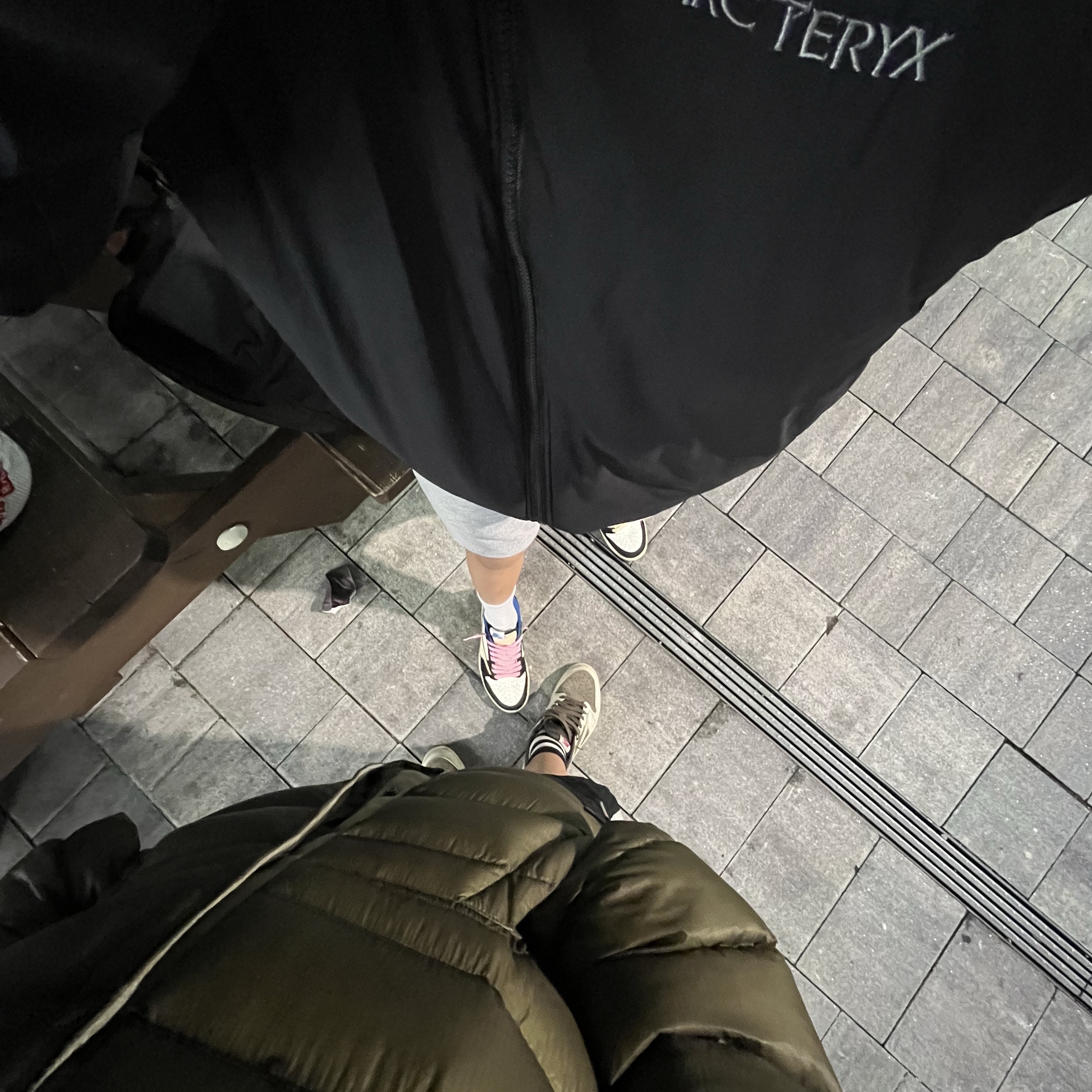 Arc'teryx Atom Heavyweight Jacket Black, C.P. Company D.D. Shell Collar Zip Down Jacket Black - 24FW 착용 스타일 - 2