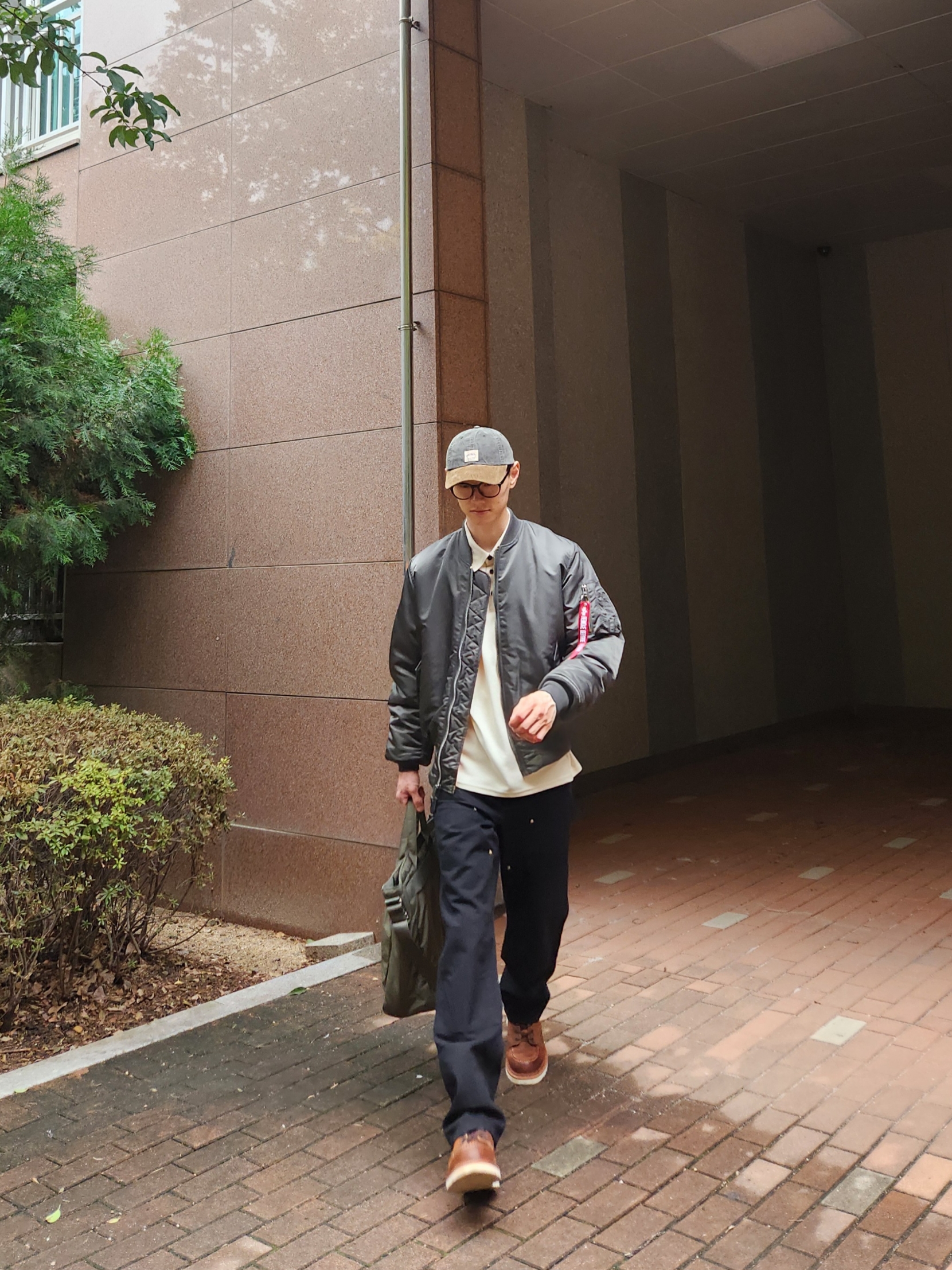 Uniqlo 2-Way Utility Bag Olive, ALPHA INDUSTRIES MA-1 Flight Jacket Sage 착용 스타일 - 1