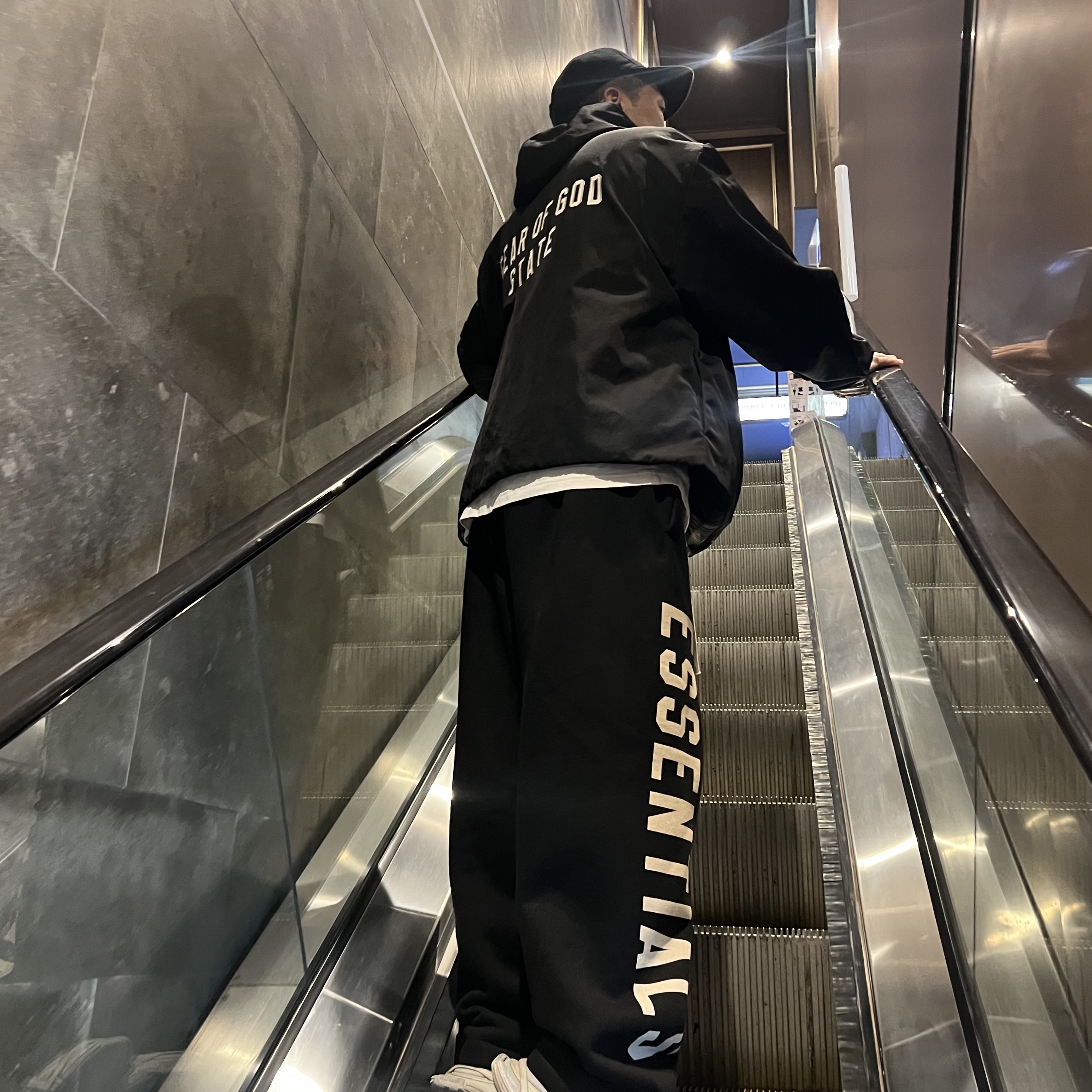 Essentials Fleece Relaxed Sweatpant Black - 24FW, Essentials Textured Nylon Hooded Coaches Jacket Black - 24FW 착용 스타일 - 1
