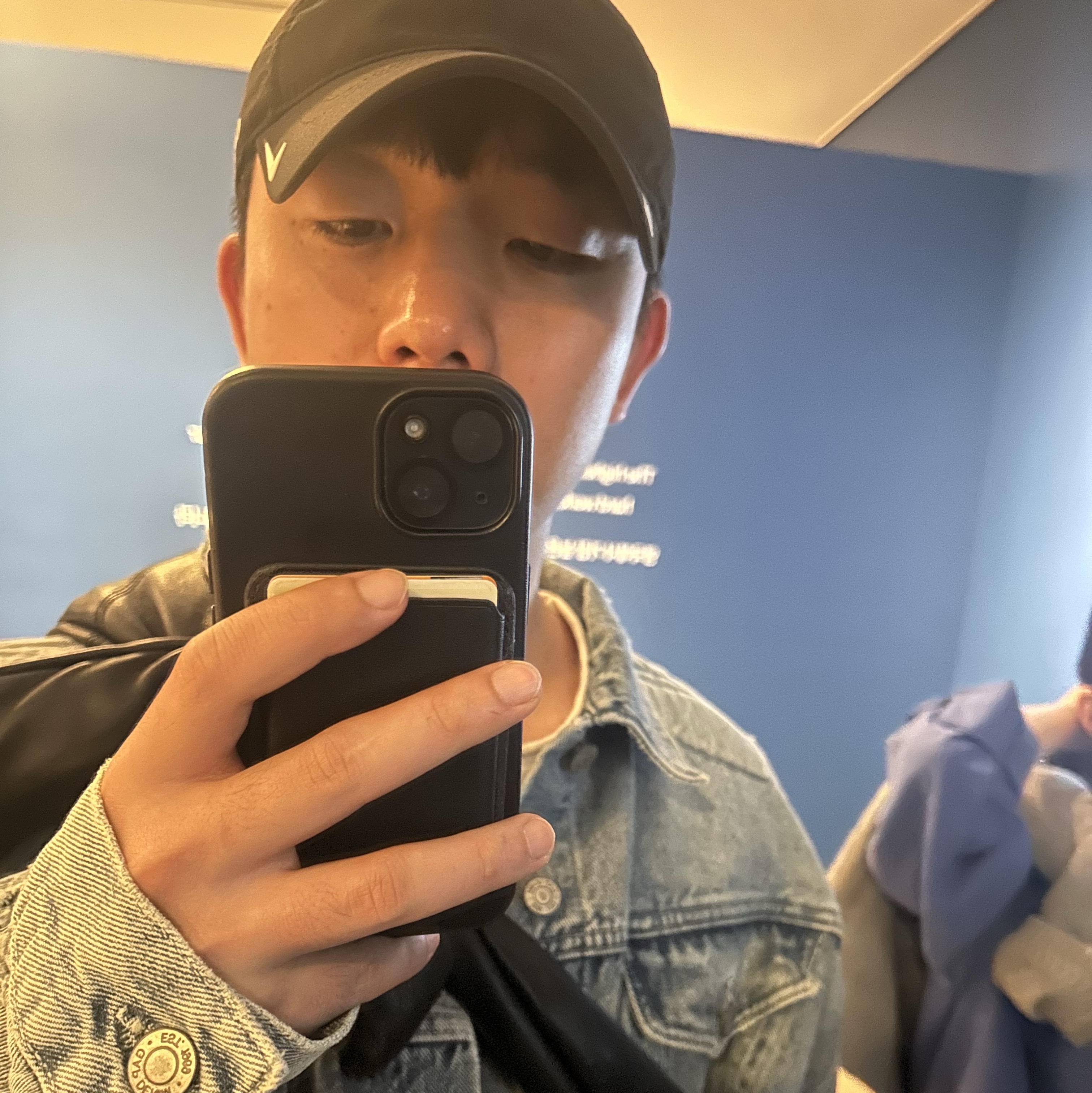 Yeezy Gap Engineered By Balenciaga Padded Denim Jacket Blue, Ader Error x Zara Leather Shoulder Bag with Knot Black 착용 스타일 - 5