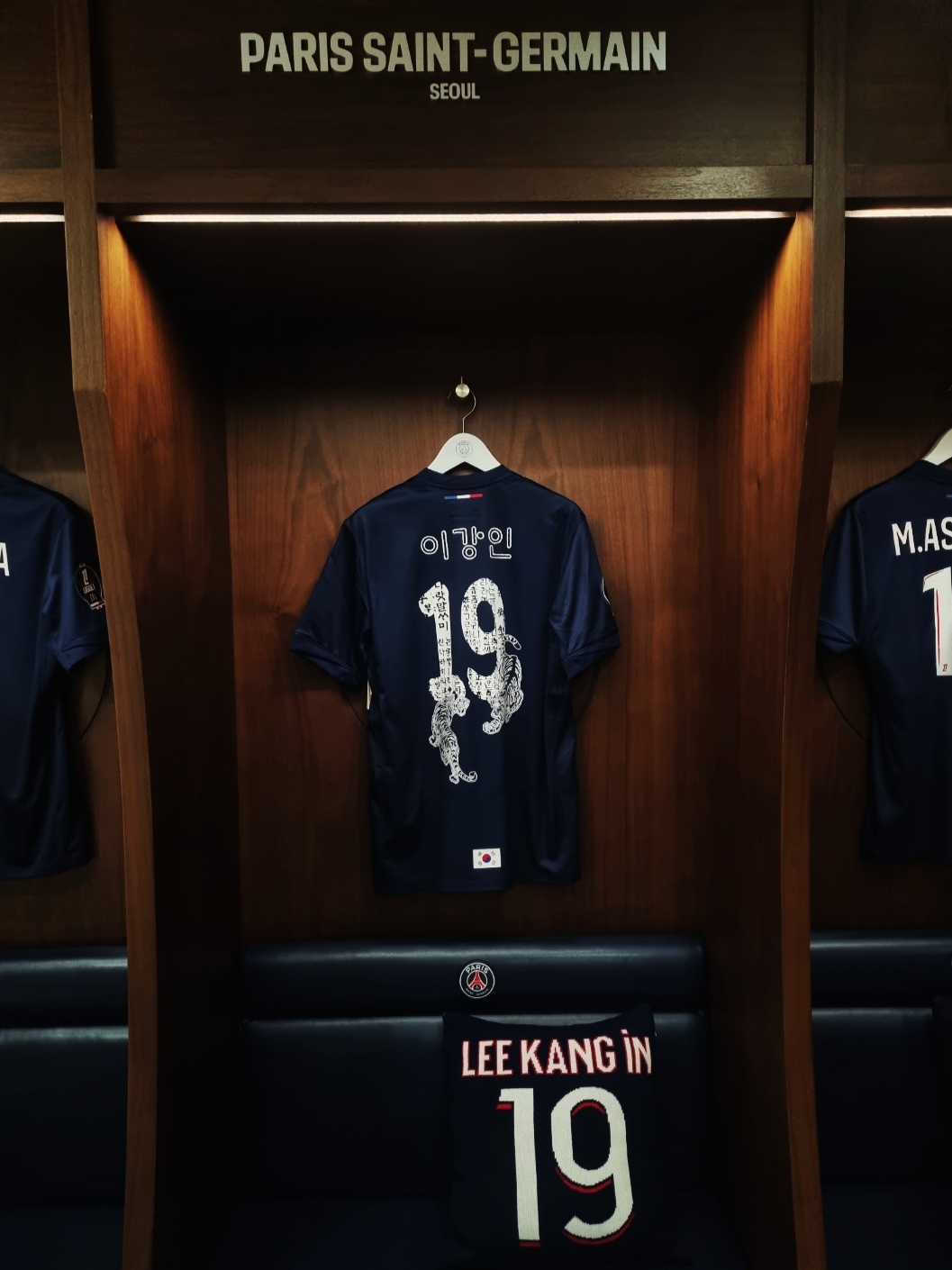 Nike x Peaceminusone Air Force 1 Low Para-Noise 3.0 Black and Multicolor, Nike Paris Saint-Germain 2024/25 Dri-Fit Stadium Home Replica Jersey Midnight Navy (Non Marking Ver.) 착용 스타일 - 2
