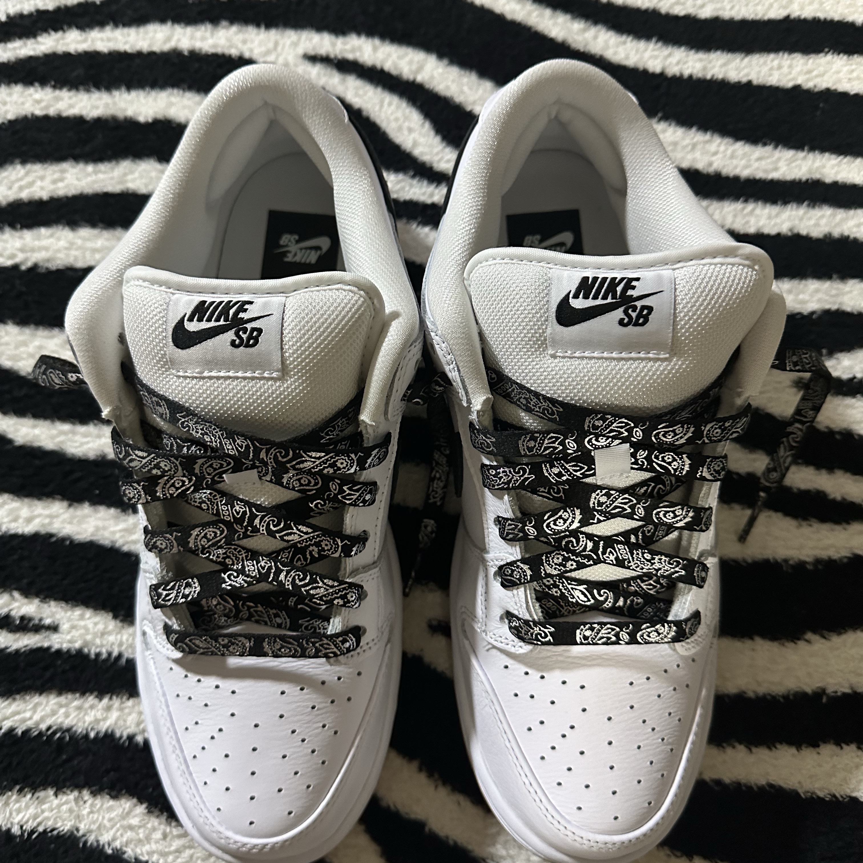 Nike SB Dunk Low Pro White and Gum Light Brown 착용 스타일 - 1