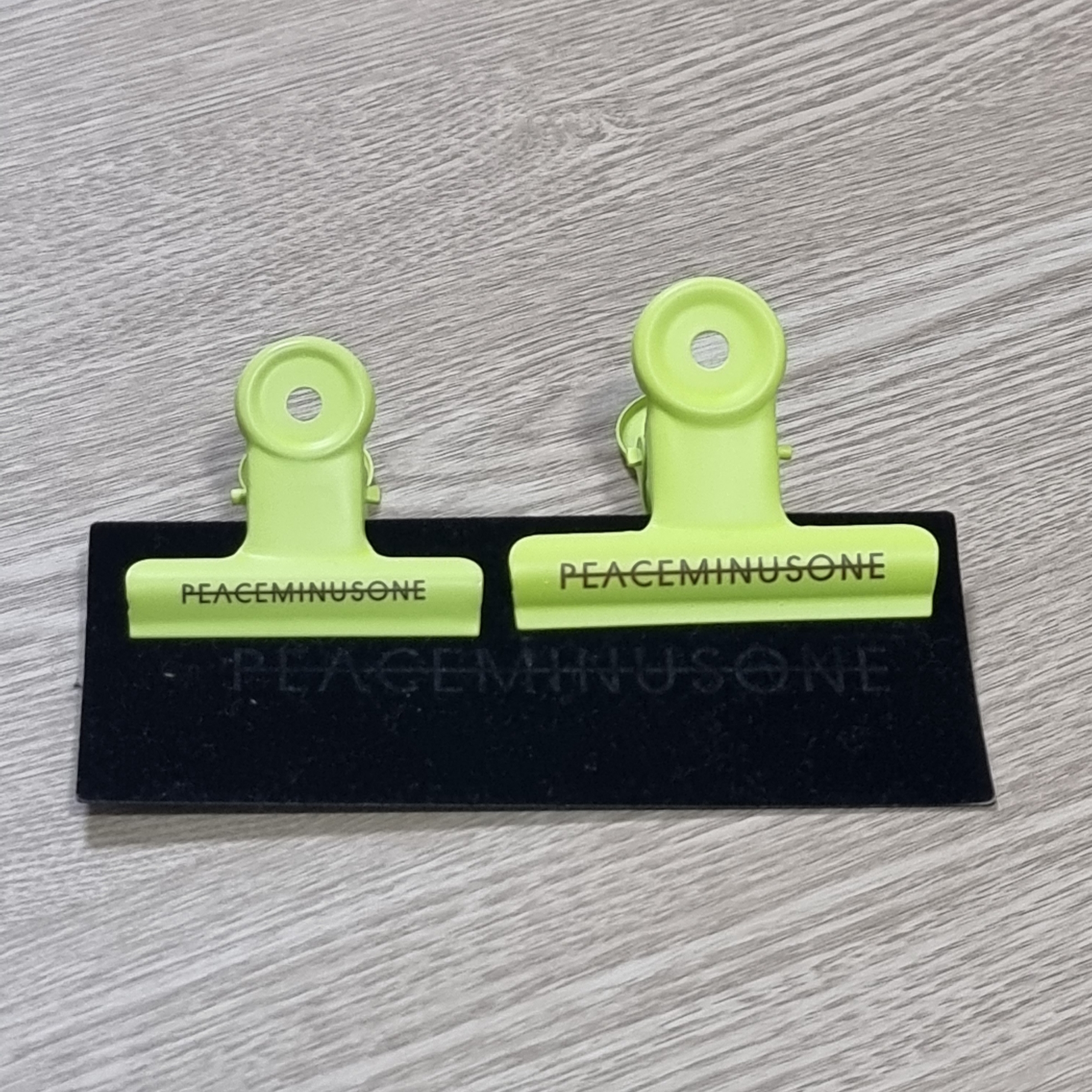 Peaceminusone Bulldog Clip Pin Set #1 Yellow 착용 스타일