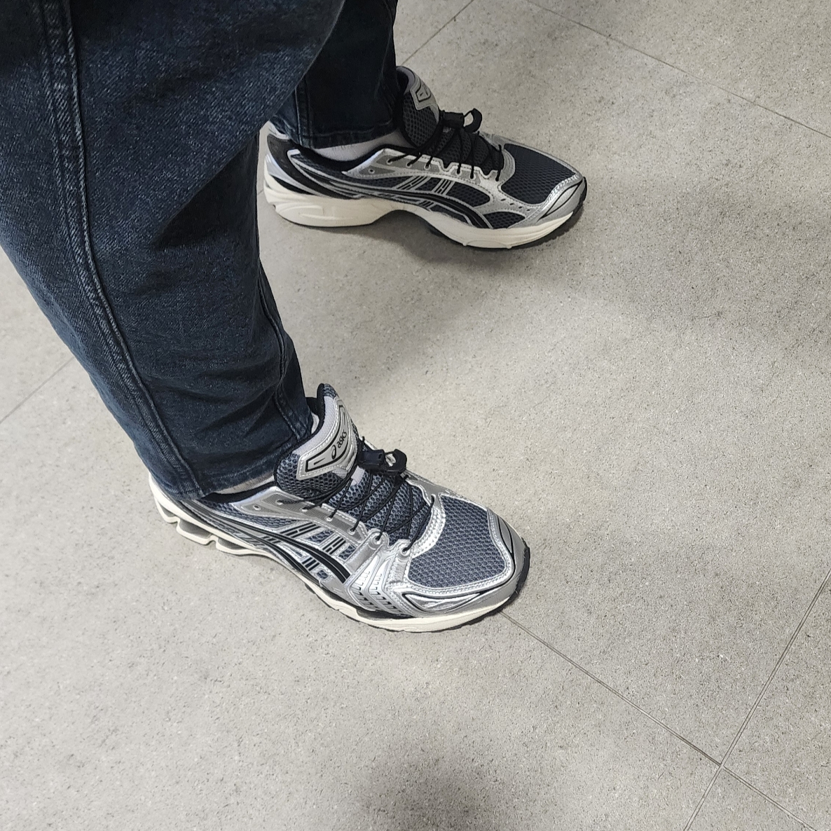 Asics Unlimited Gel-Kayano 14 Carrier Grey Black 착용 스타일