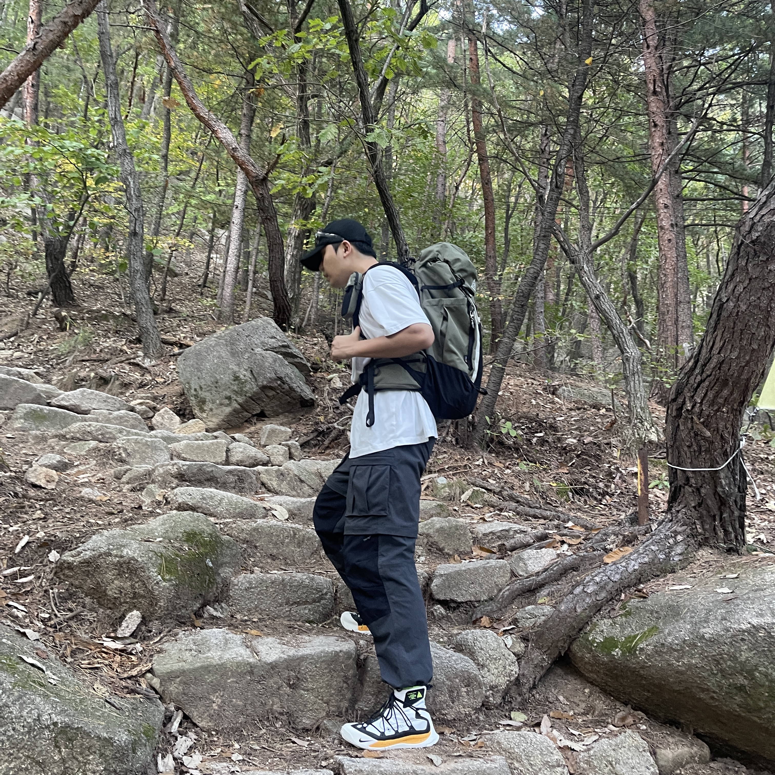 Nike ACG 36 Backpack Medium Olive, Nike ACG LBR Lungs T-Shirt Summit White - US/EU 착용 스타일 - 1