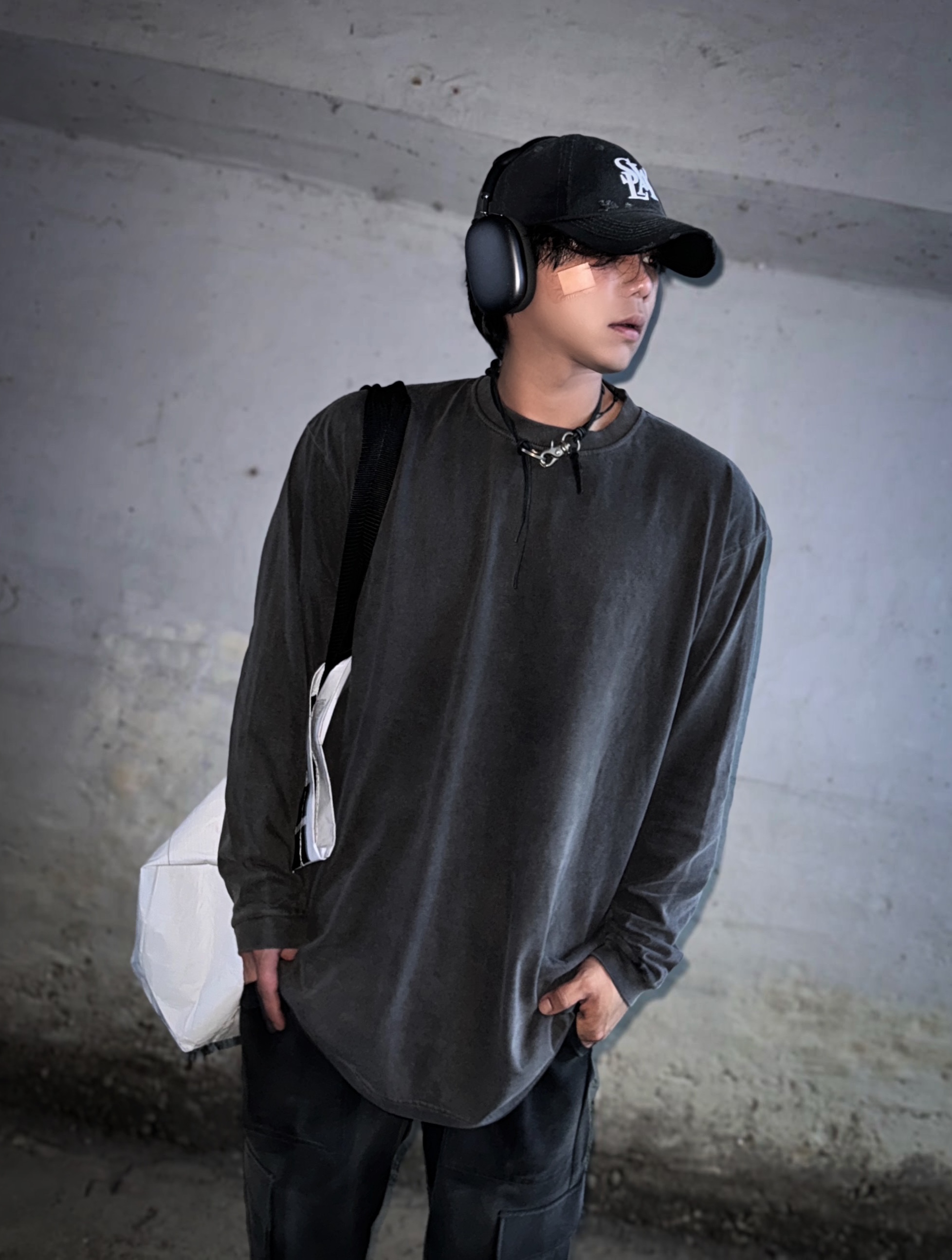 Apple AirPods Max Lightning Space Gray (Korean Ver.), Our Legacy Ladon Leather Keychain Black 착용 스타일 - 2