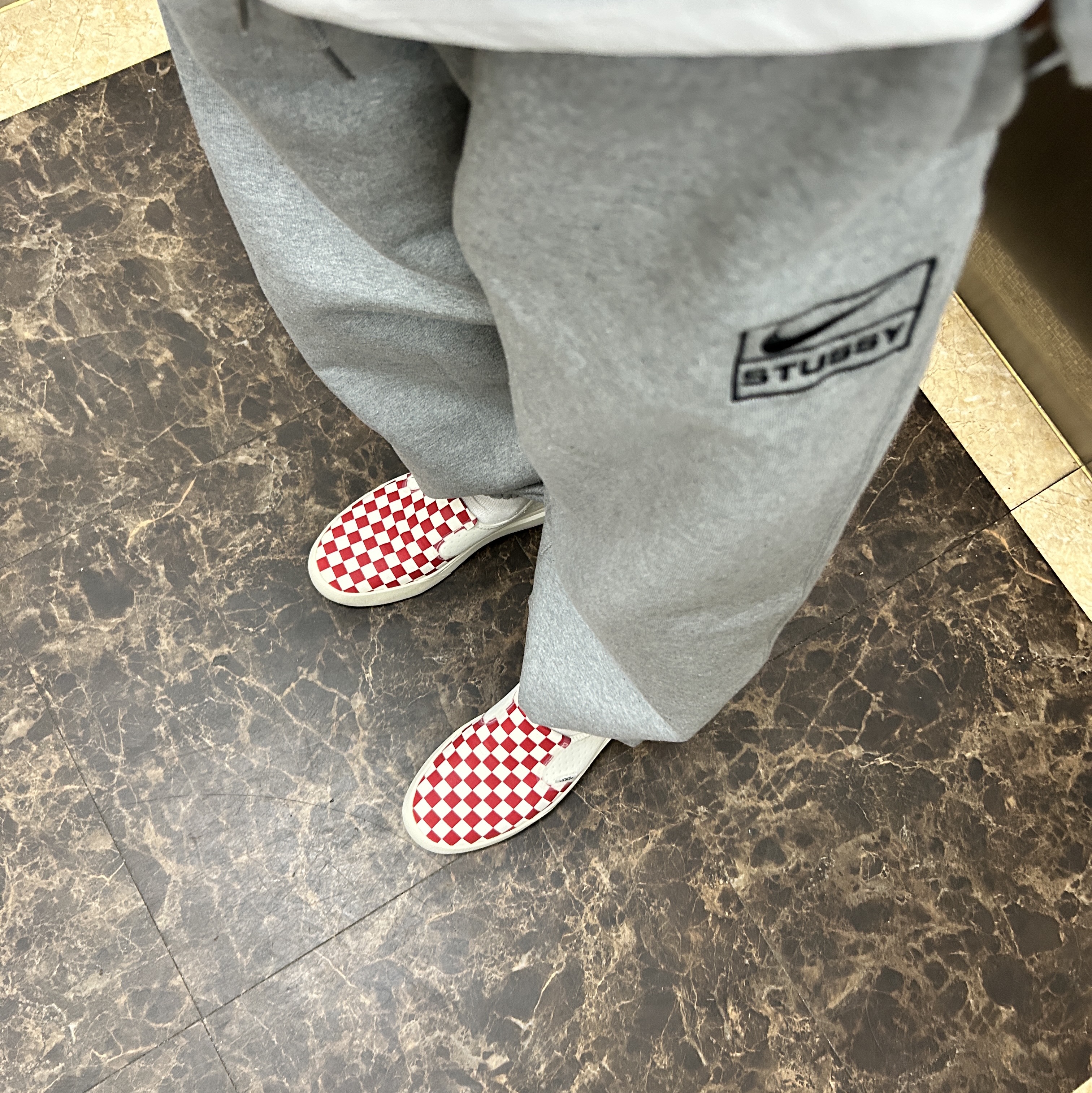Vans ComfyCush One Checkerboard Racing Red Marshmallow, Nike x Stussy NRG Fleece Pants Dark Grey Heather (DO9340-063) 착용 스타일