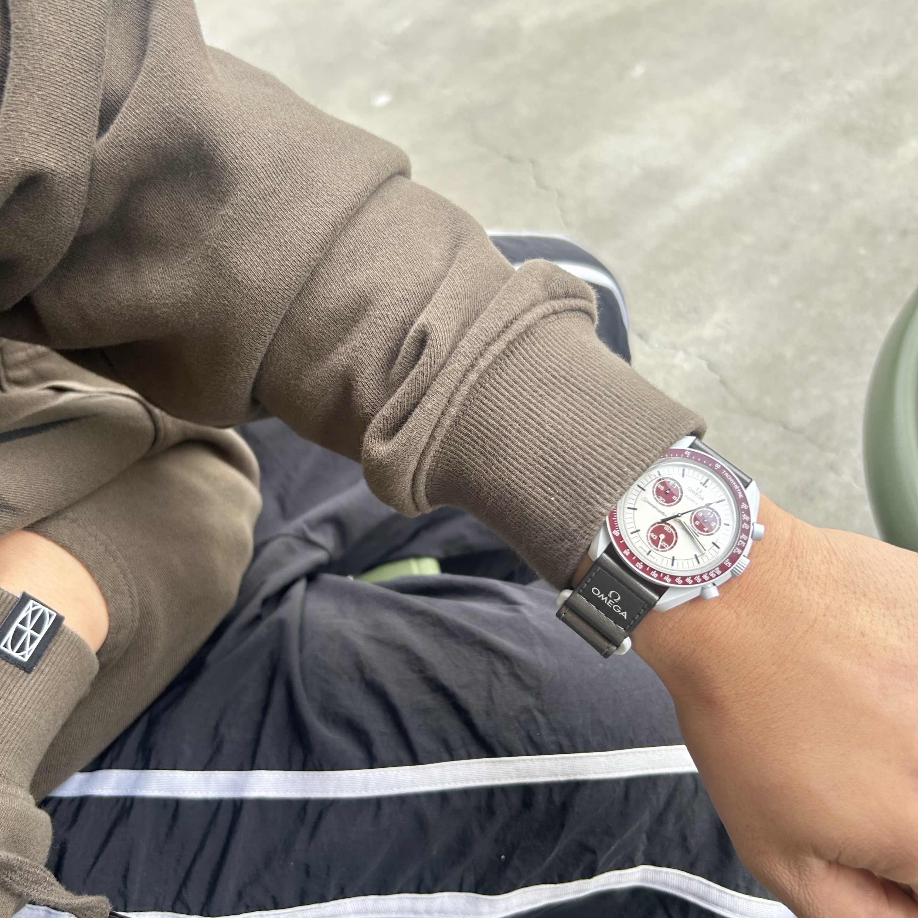 Swatch x Omega Bioceramic MoonSwatch Mission To Pluto 착용 스타일