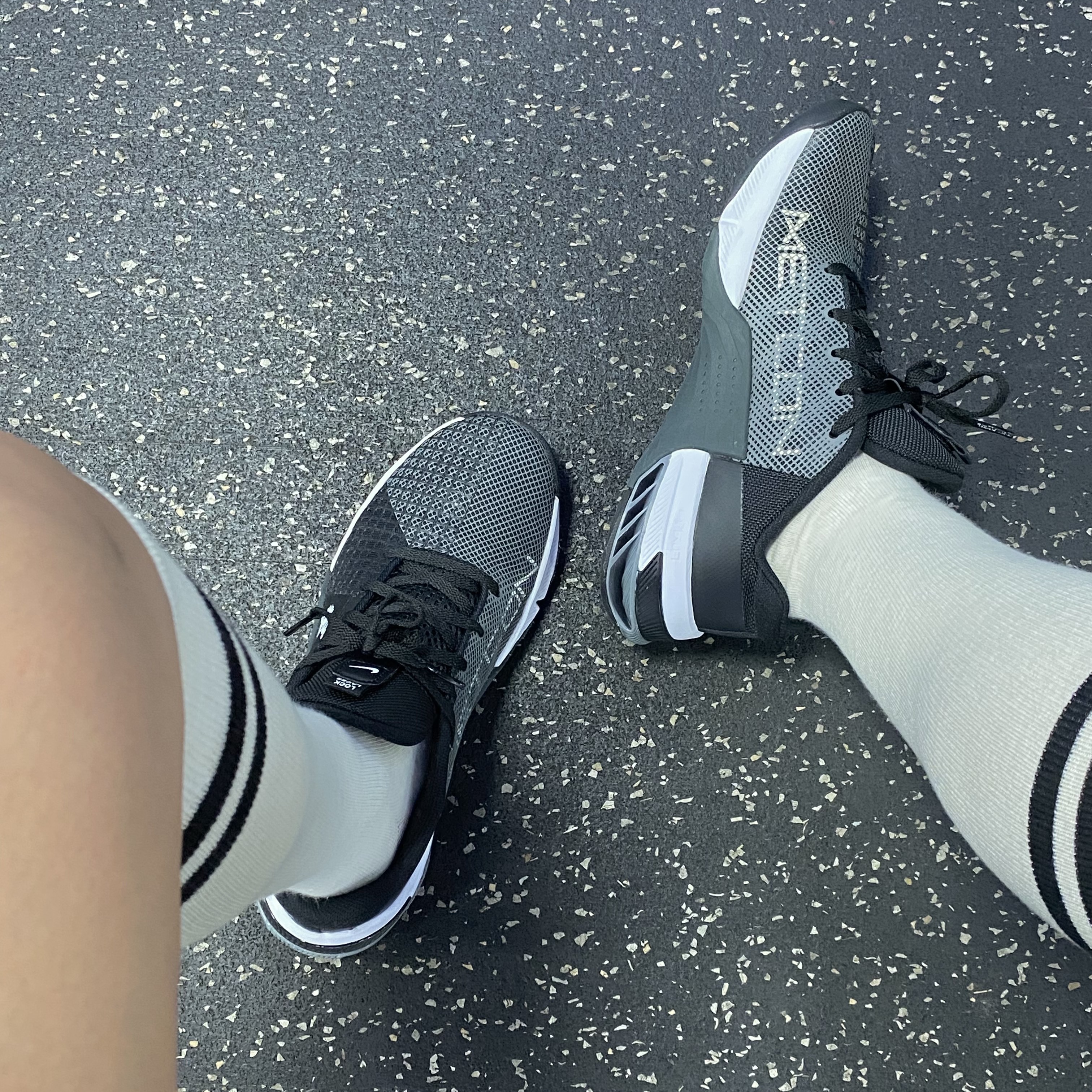 Nike Metcon 8 Black White 착용 스타일 - 2