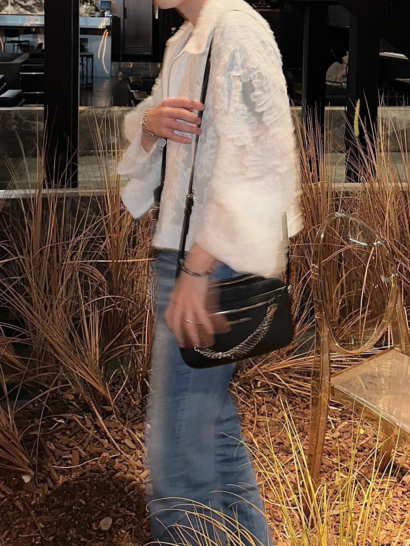 Ajobyajo PBA White Pearl Necklace Silver, Michael Kors Jet Set Large Saffiano Leather Crossbody Bag Black 착용 스타일 - 4