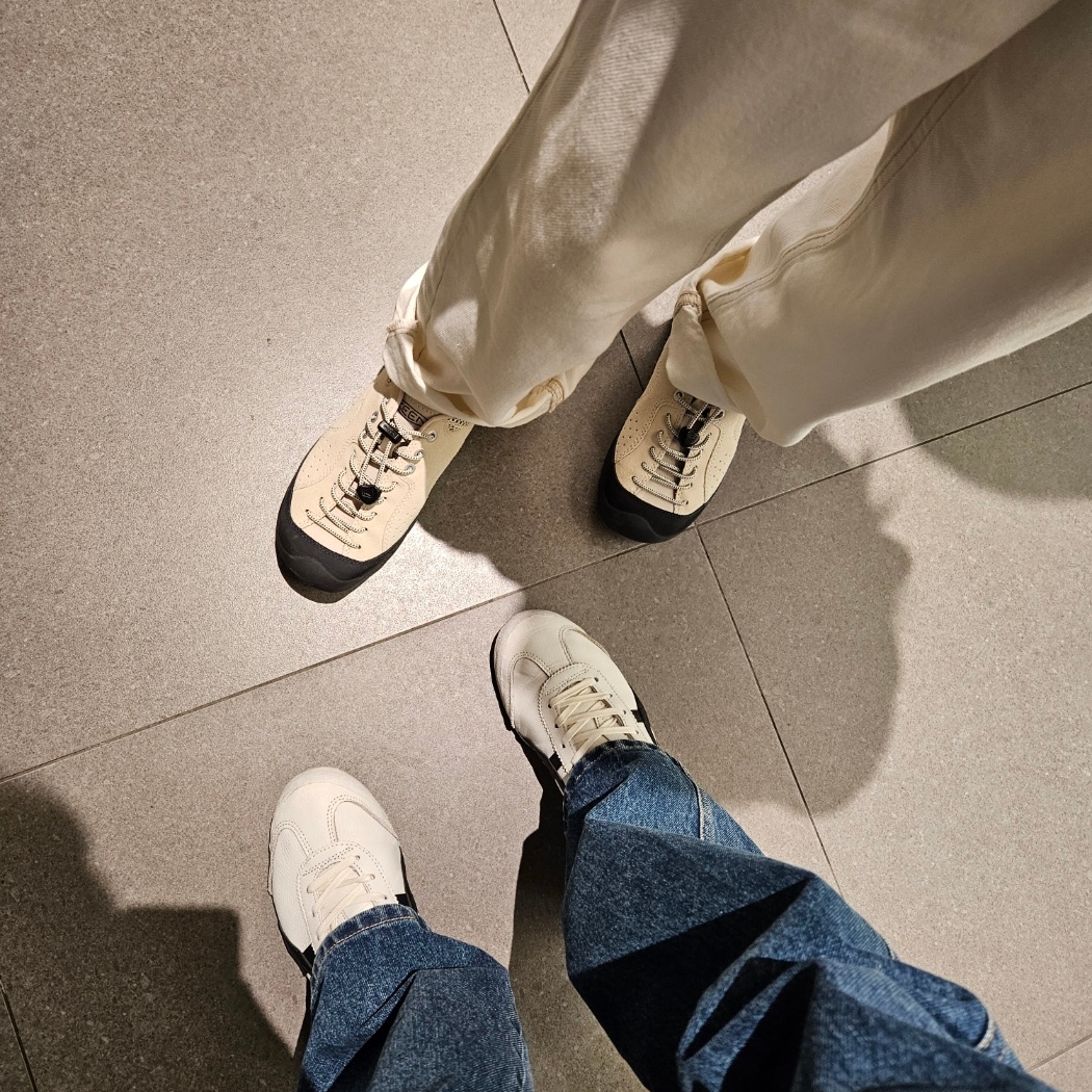 (W) Keen Jasper Rocks SP Sneaker Birch Black, Onitsuka Tiger Mexico 66 Vintage White Black 착용 스타일 - 1