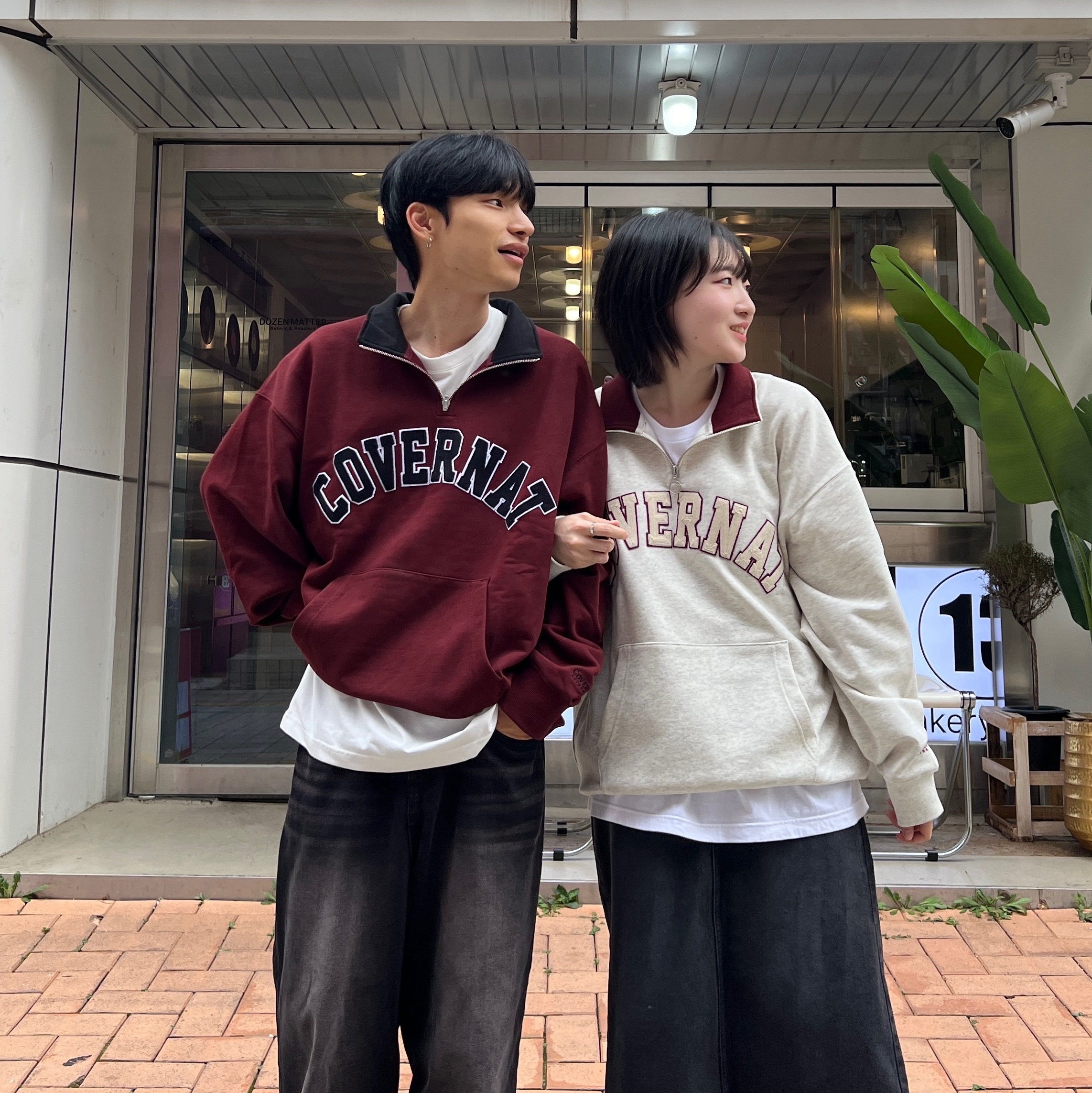 Covernat Arch Logo Half Zip-Up Sweatshirt Deep Red, Covernat Arch Logo Half Zip-Up Sweatshirt Oatmeal 착용 스타일 - 4