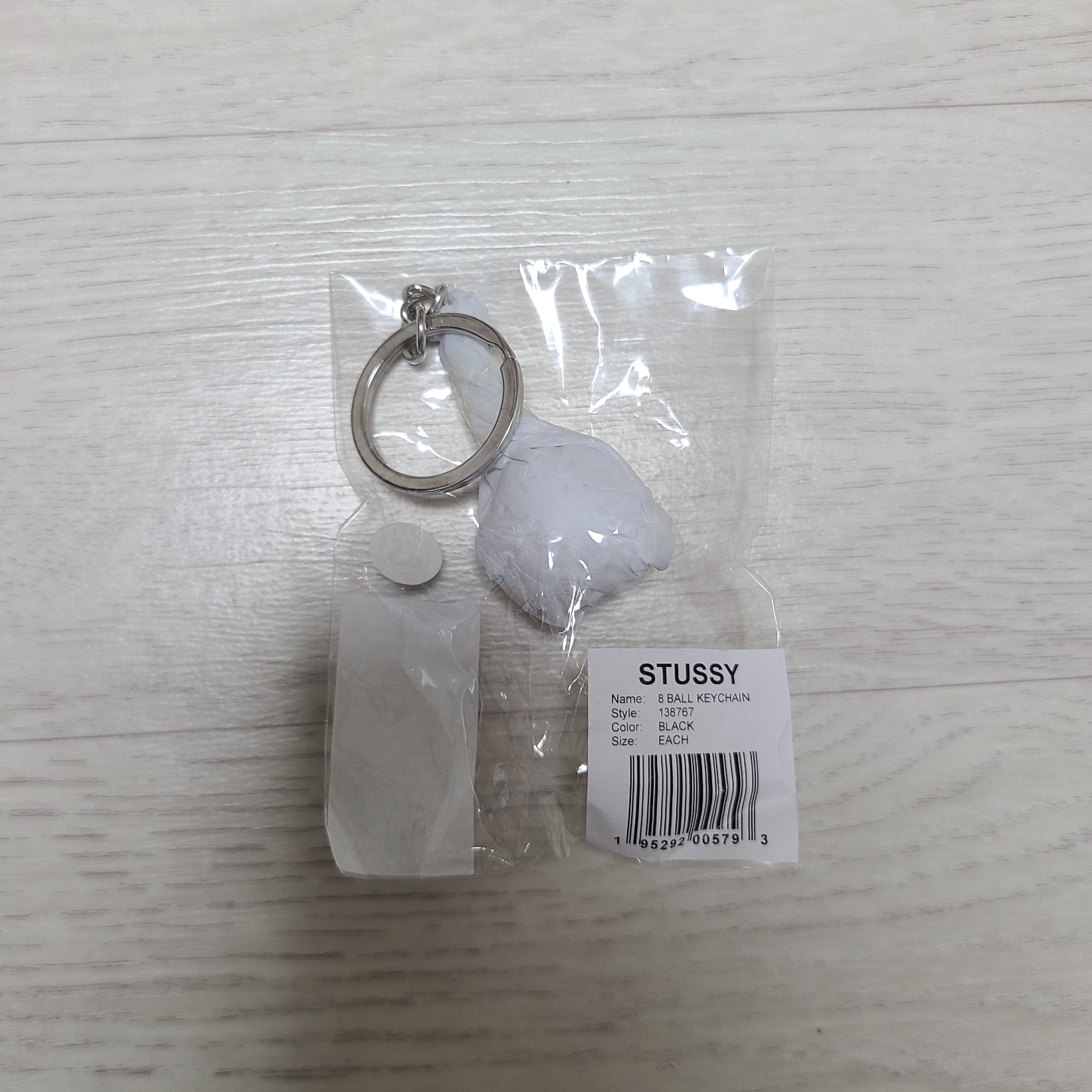 Stussy 8 Ball Keychain Black 착용 스타일