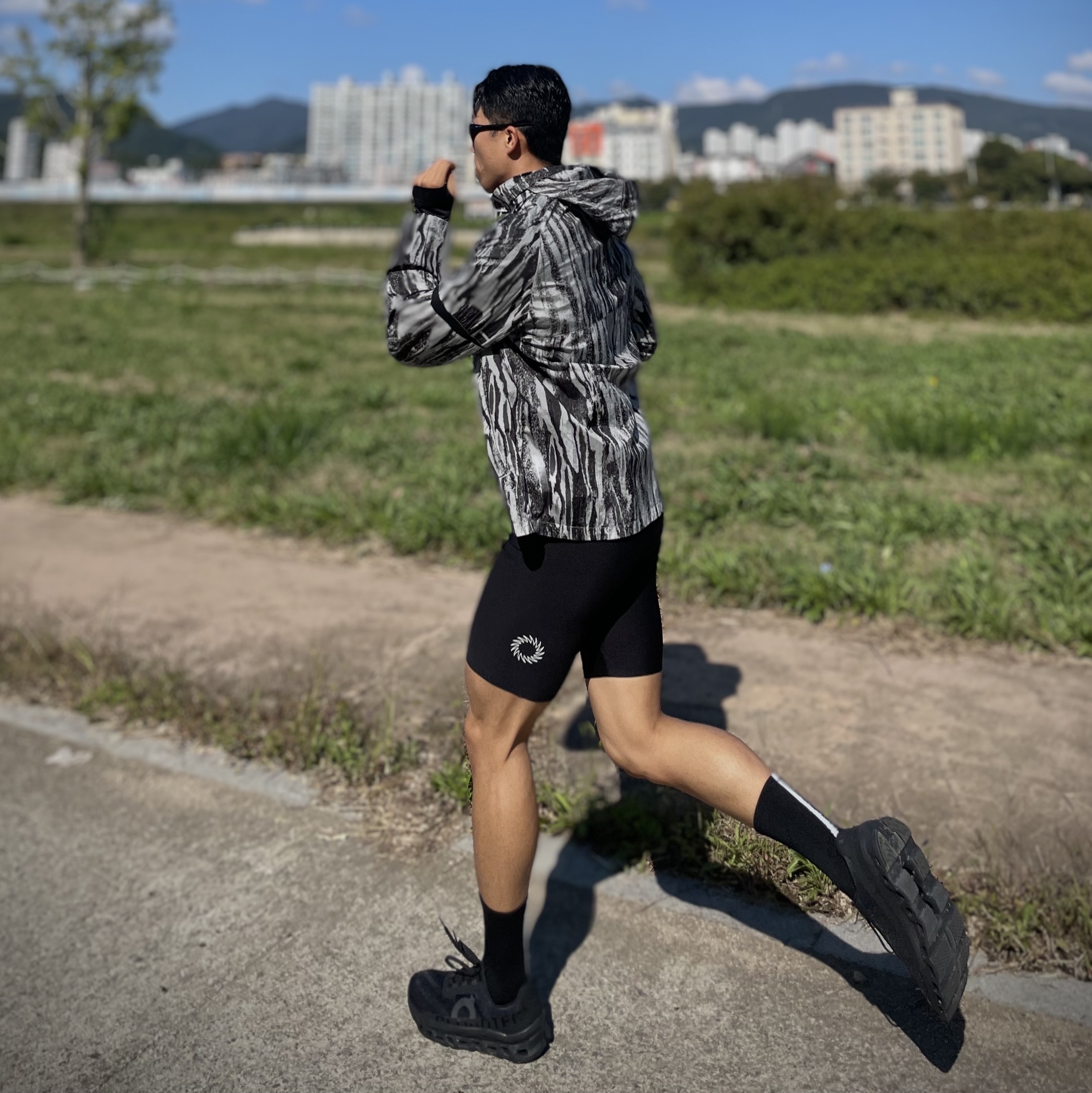 On Running Cloudmonster All Black, UVU Half Tights Black 착용 스타일 - 1