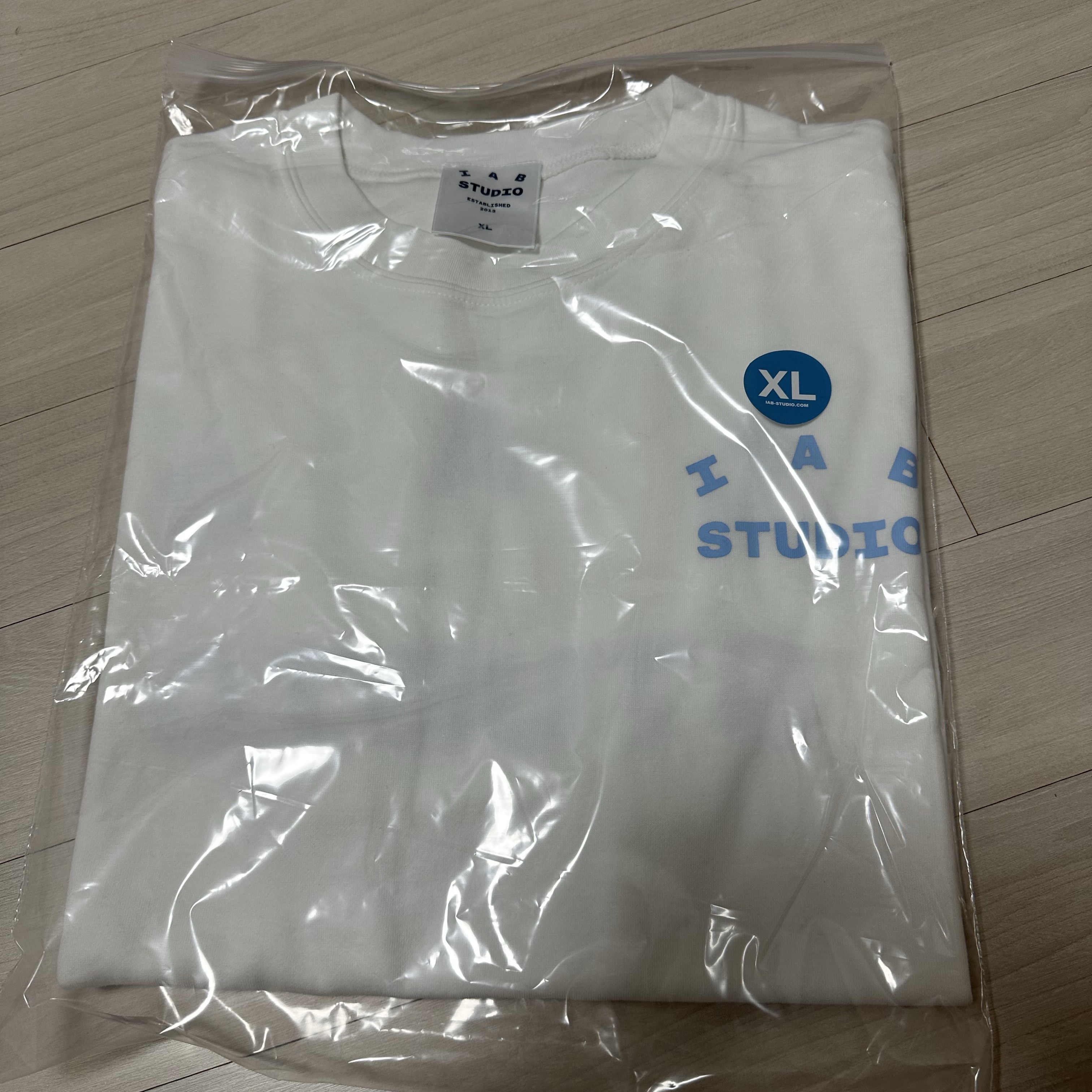 IAB Studio T-Shirt White Sky Blue 착용 스타일