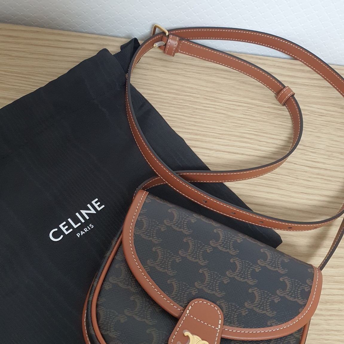 Celine Mini Besace in Triomphe Canvas and Calfskin Tan 착용 스타일