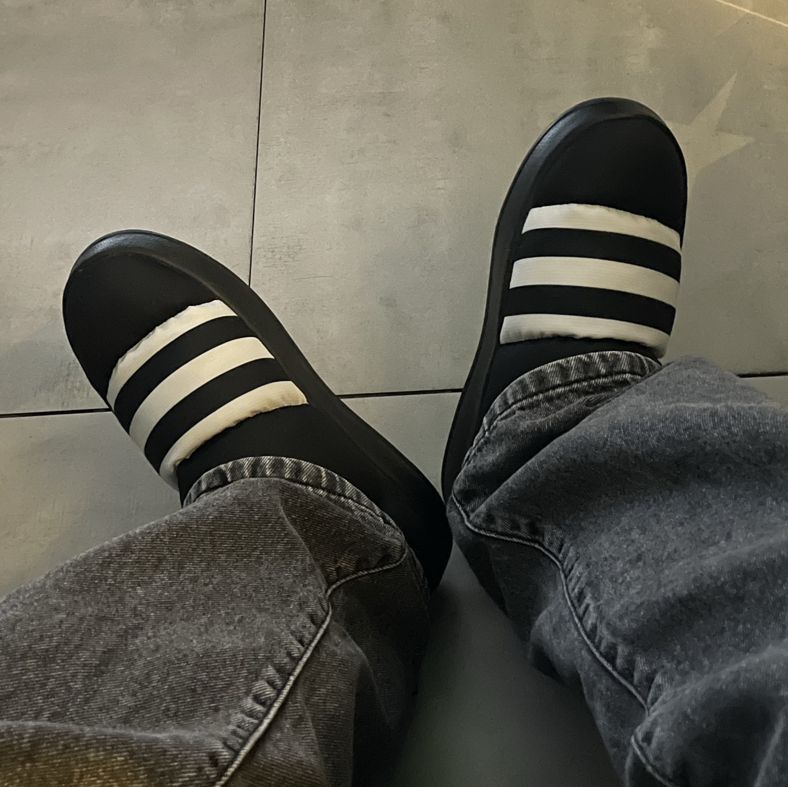 Adidas Puffylette Core Black 착용 스타일