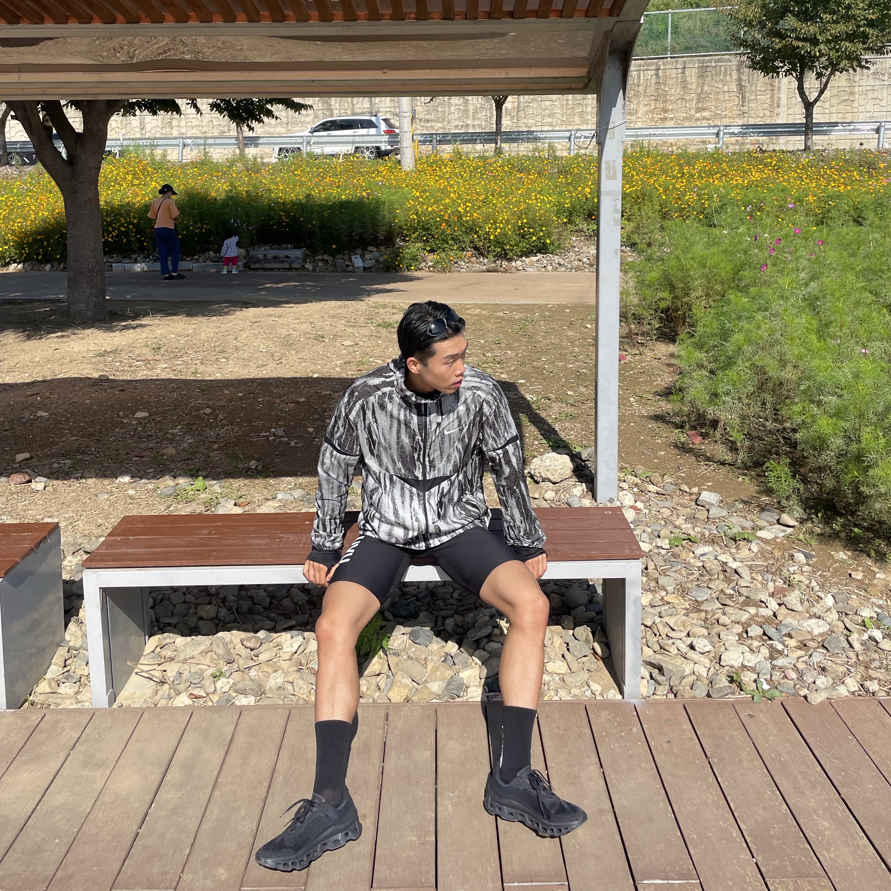 On Running Cloudmonster All Black, UVU Half Tights Black 착용 스타일 - 2