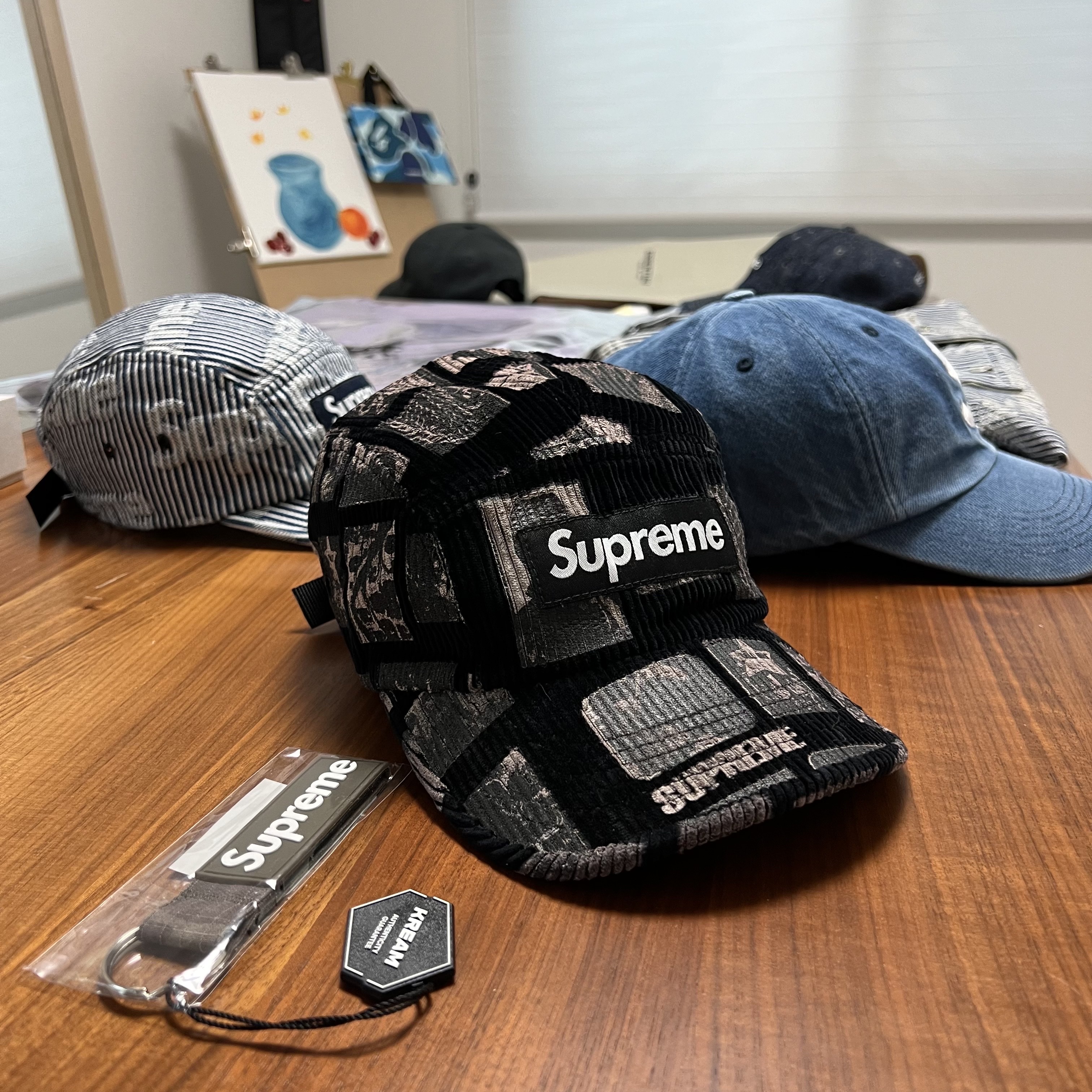 Supreme Weirdo Dave Corduroy Camp Cap Black - 24SS, Supreme Ripstop Keychain Woodland Camo - 24SS 착용 스타일 - 1