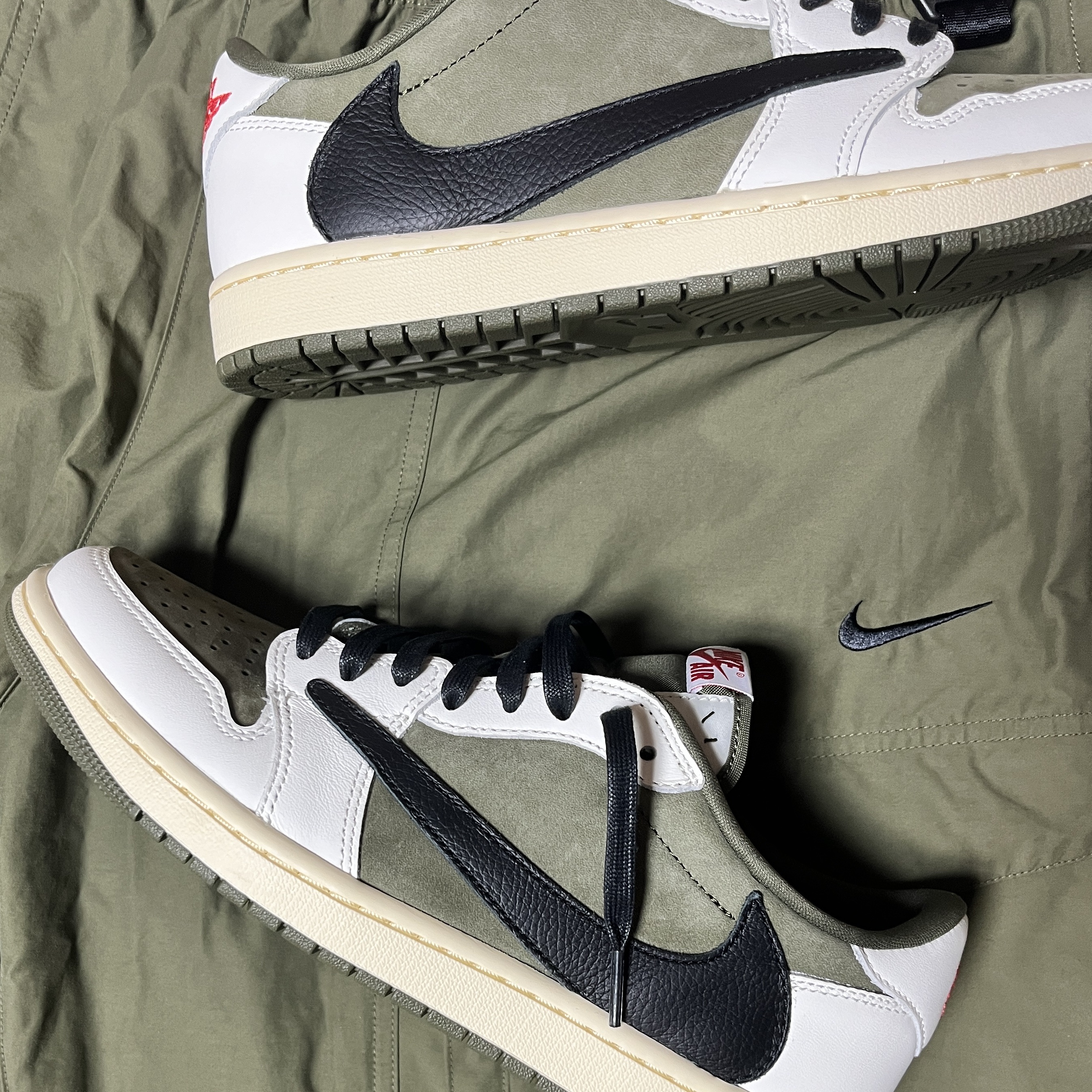 Jordan 1 x Travis Scott Retro Low OG SP Reverse Olive, Nike x Drake Nocta Opal Tito Neeks Cargo Pants Medium Olive (FZ0910-222) 착용 스타일 - 3