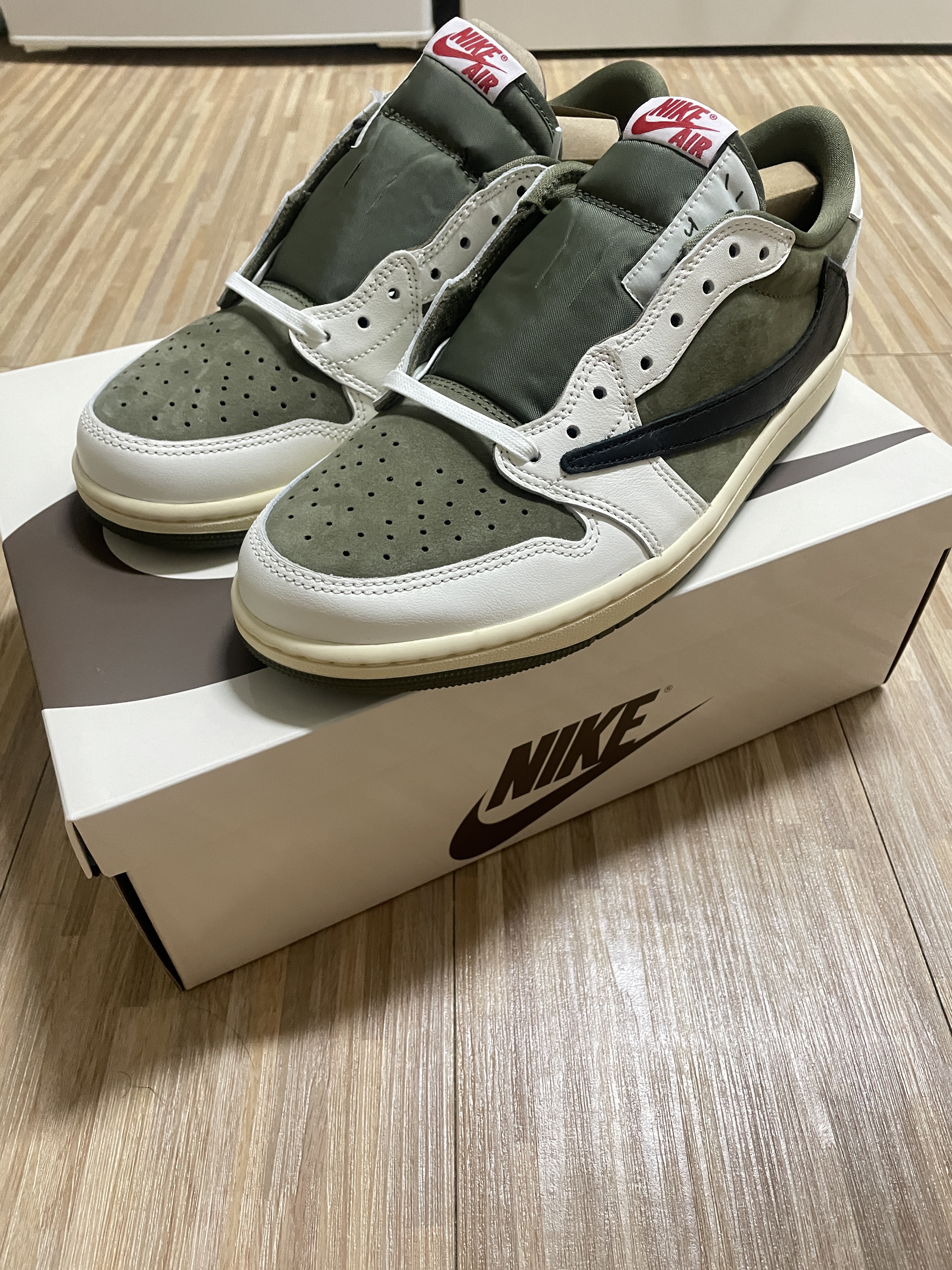 Jordan 1 x Travis Scott Retro Low OG SP Reverse Olive 착용 스타일 - 2