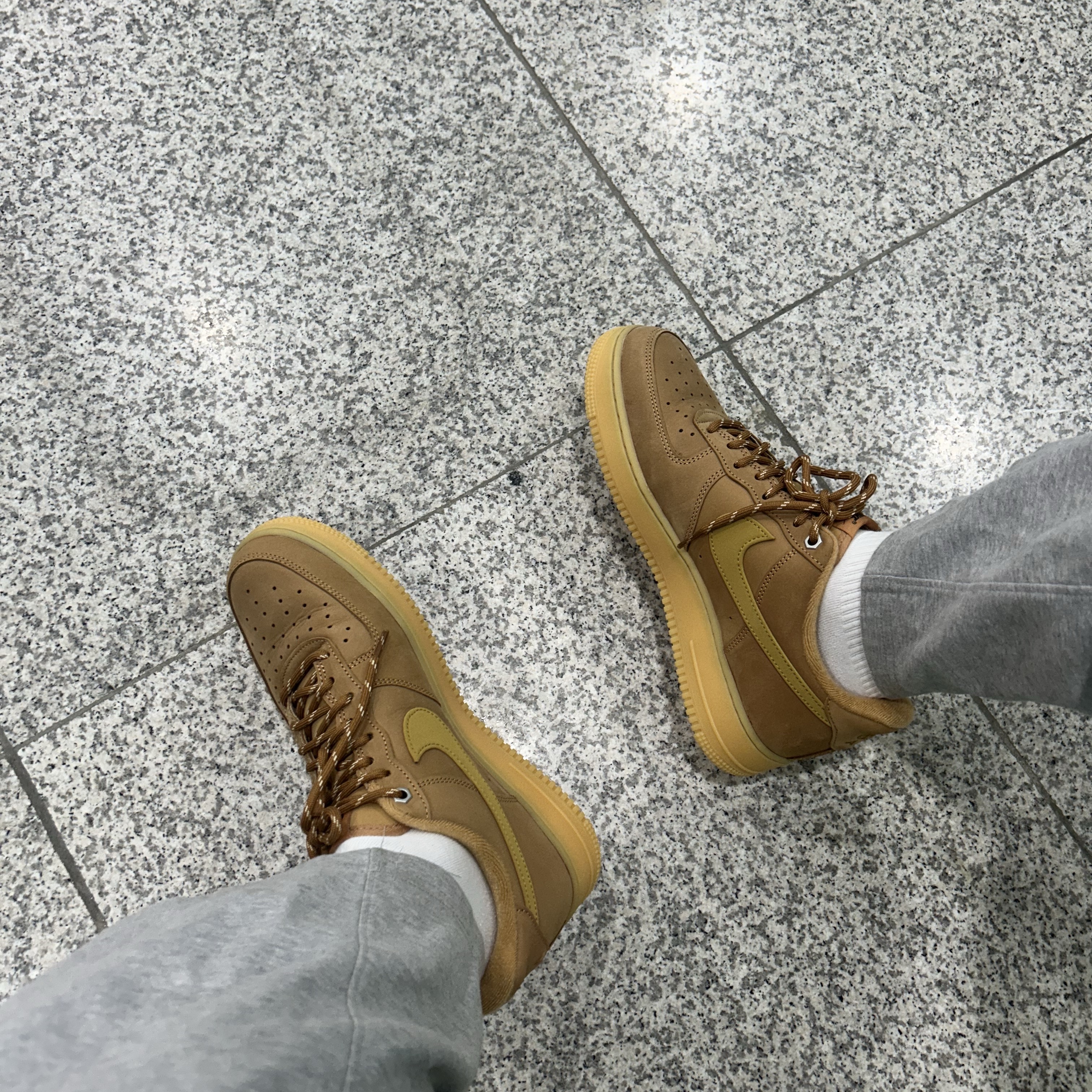 Nike Air Force 1 '07 WB Flax 착용 스타일
