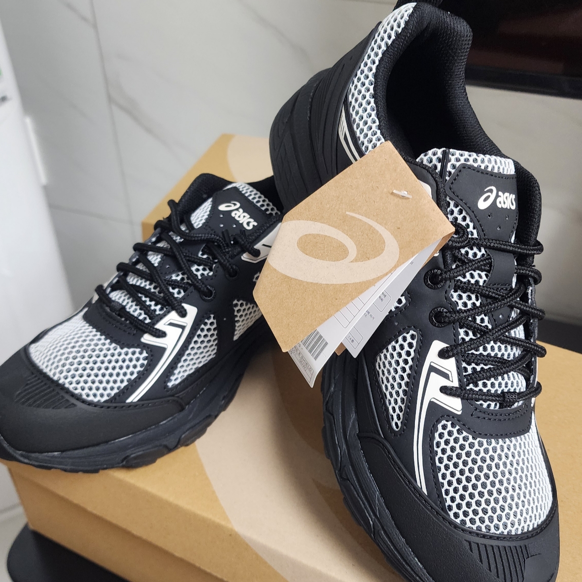 Asics Gel-Venture 6 Shield Black White 착용 스타일