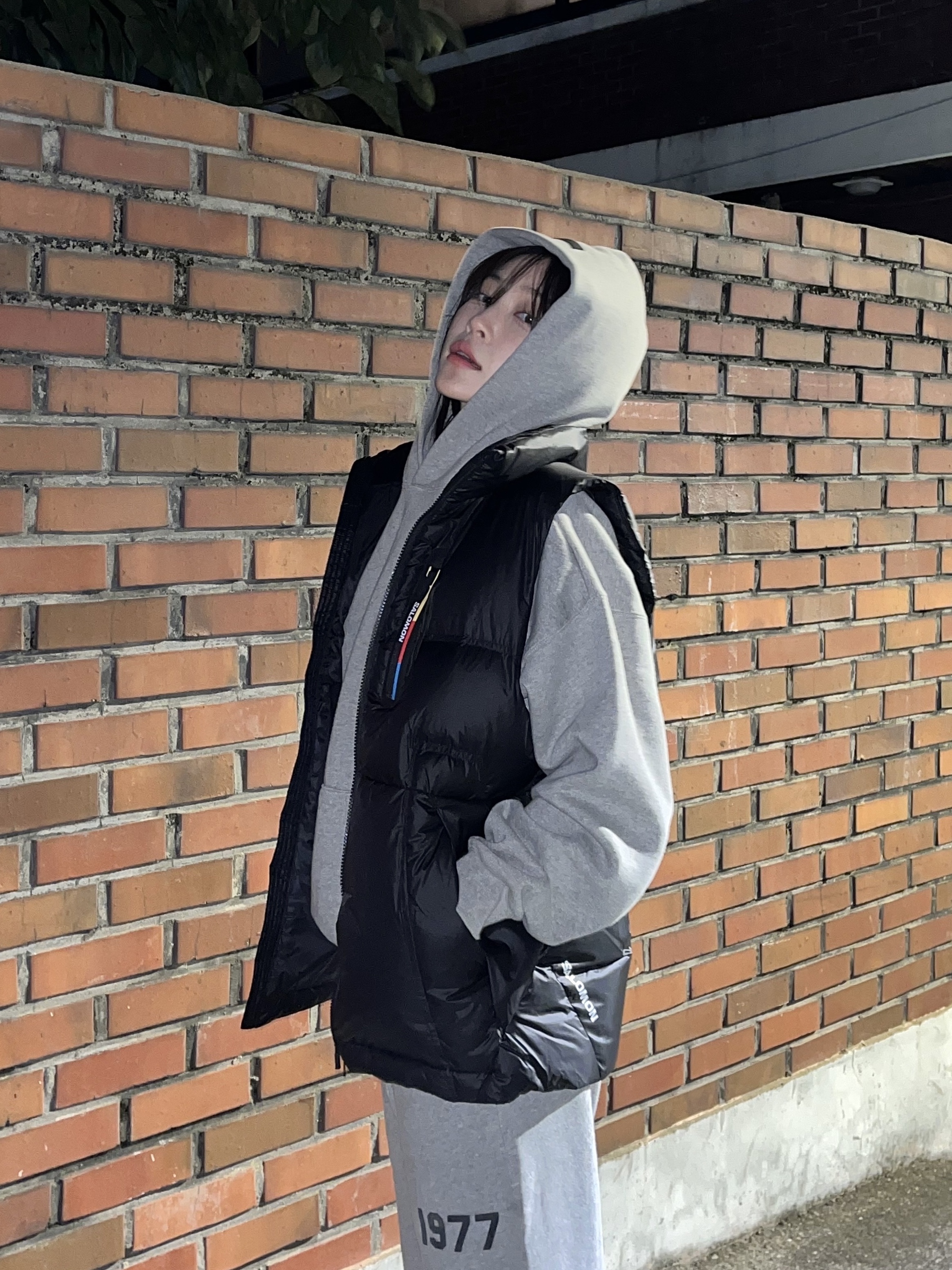 Salomon Contour Down Vest Black, Essentials The Core Collection Hoodie Light Oatmeal 착용 스타일 - 1