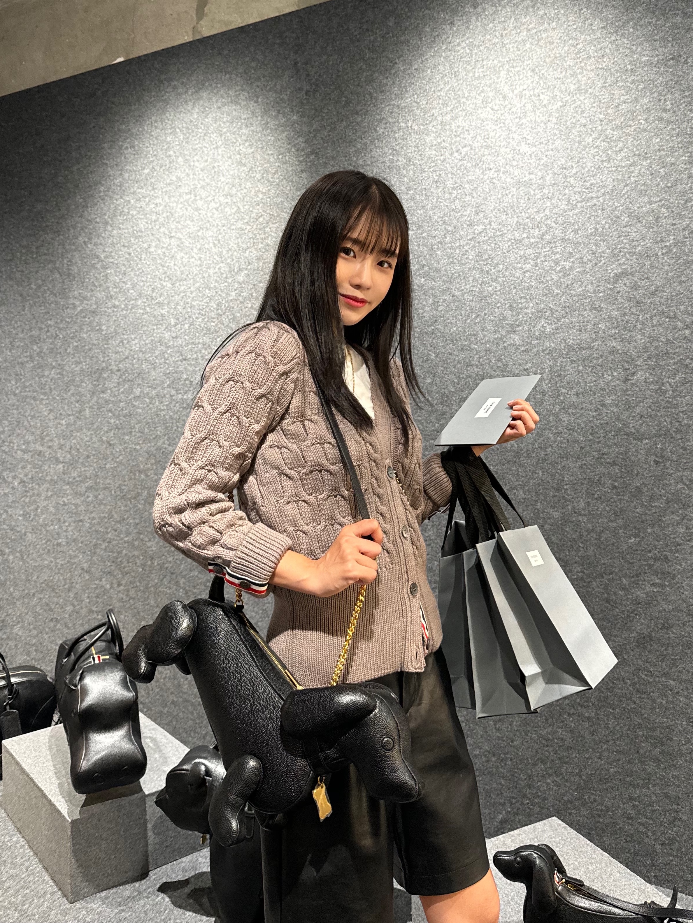 (W) Thom Browne Merino Wool Crisscross Cable Stitch 3/4 Sleeve V-Neck Cardigan Medium Brown, Thom Browne Pebble Grain Hector Bag Black 착용 스타일 - 1