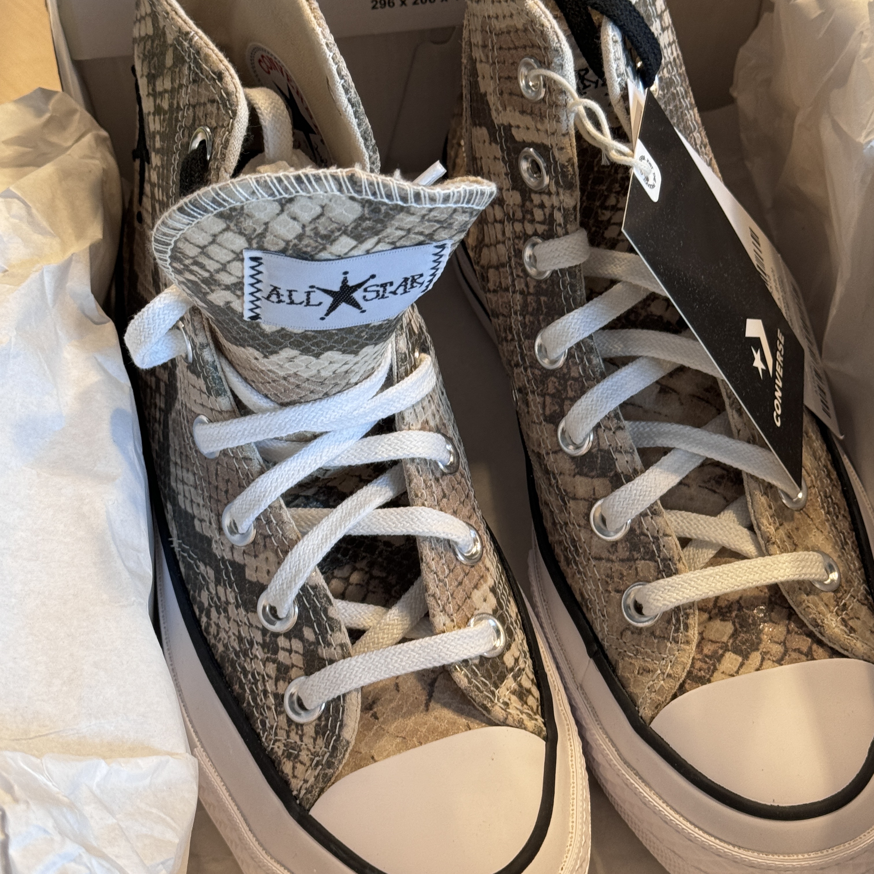 Converse x Stussy Chuck 70 High Leather Snakeskin 착용 스타일 - 2