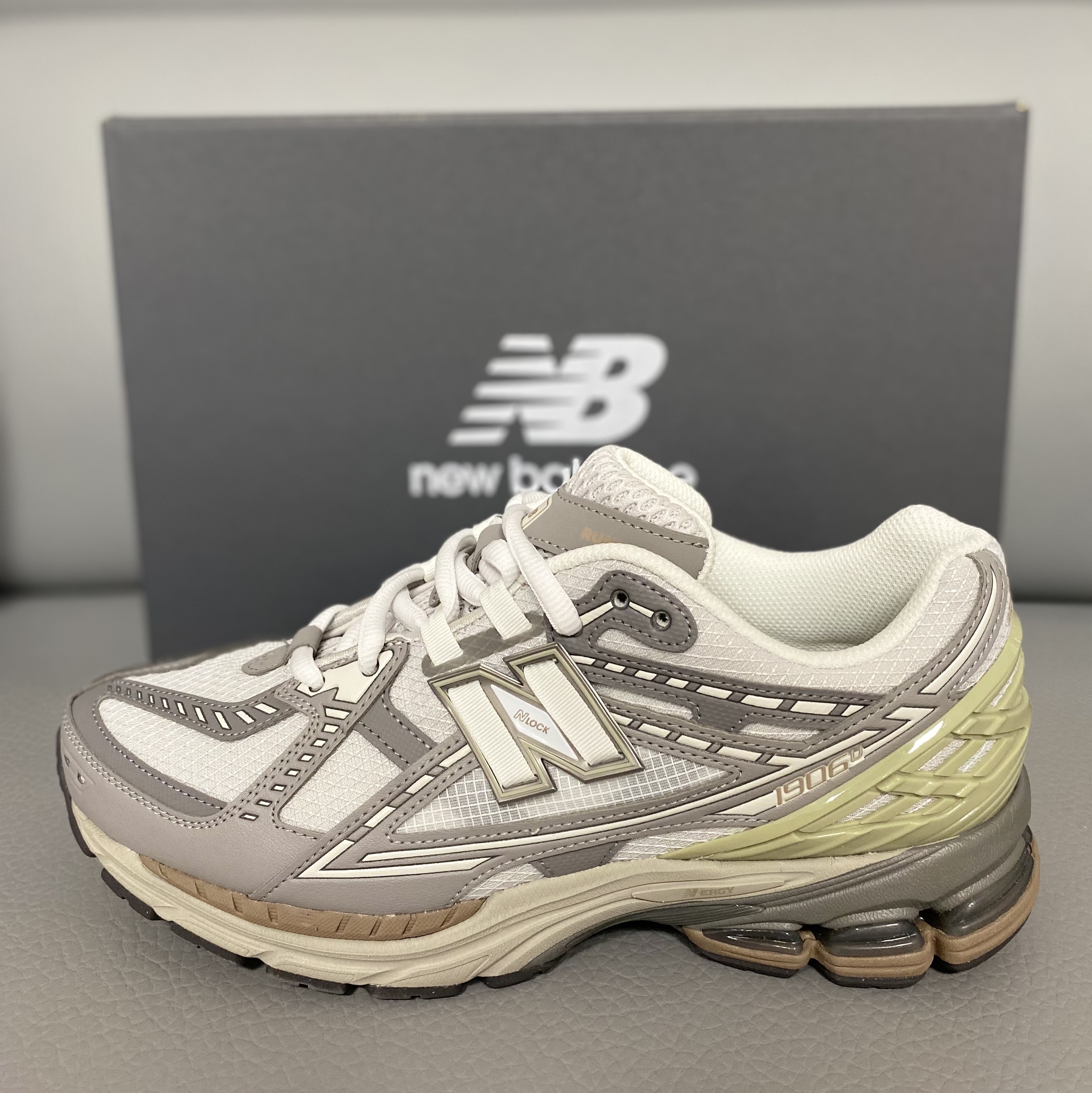 New Balance 1906R Team Away Grey Olivine 착용 스타일