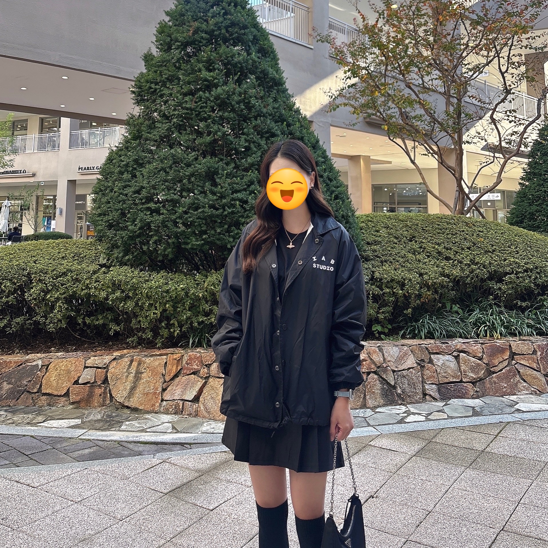 IAB Studio Coach Jacket Black, Prada Re-Edition 2005 Re-Nylon Shoulder Bag Black 착용 스타일 - 1
