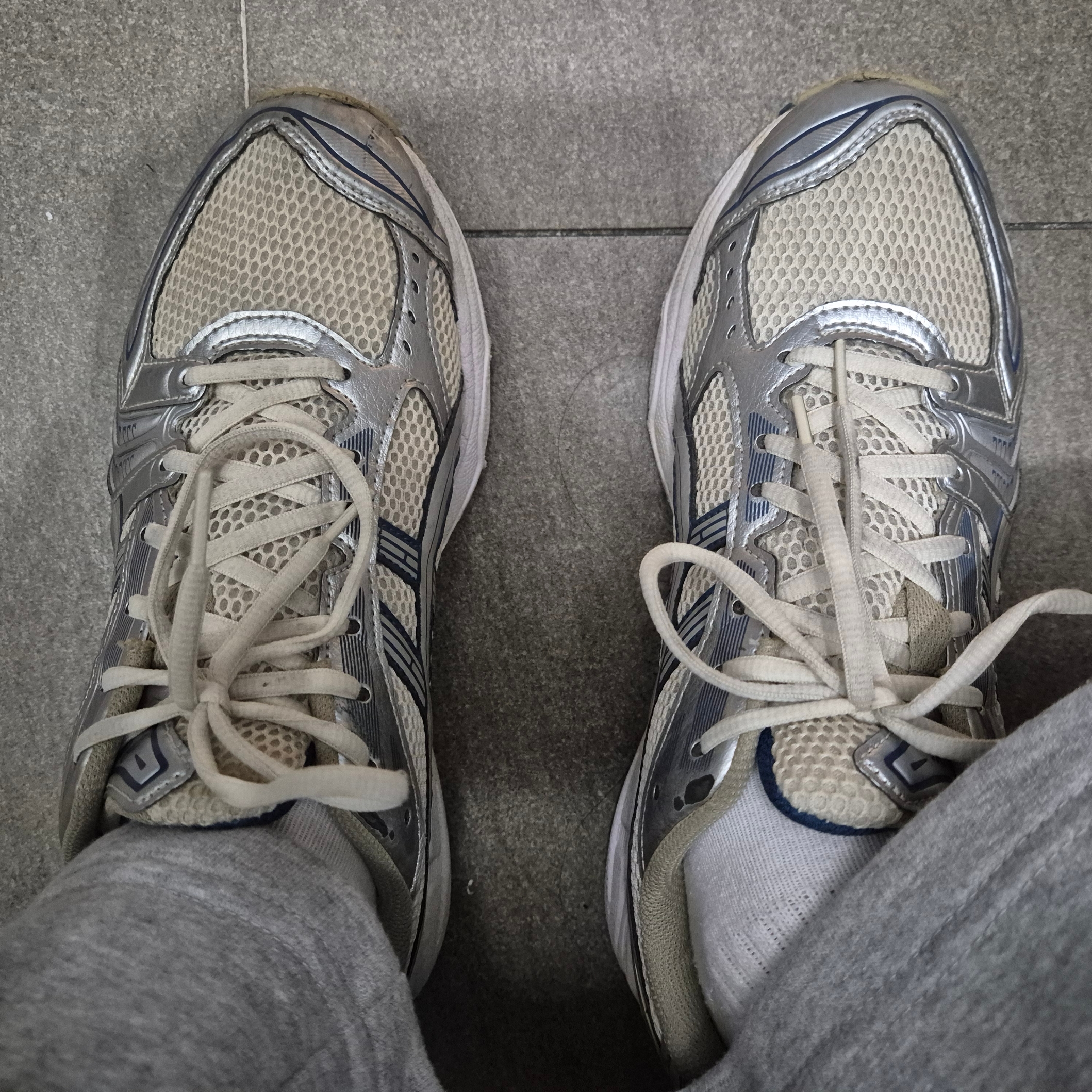Asics Gel-Kayano 14 Cream Pure Silver 착용 스타일