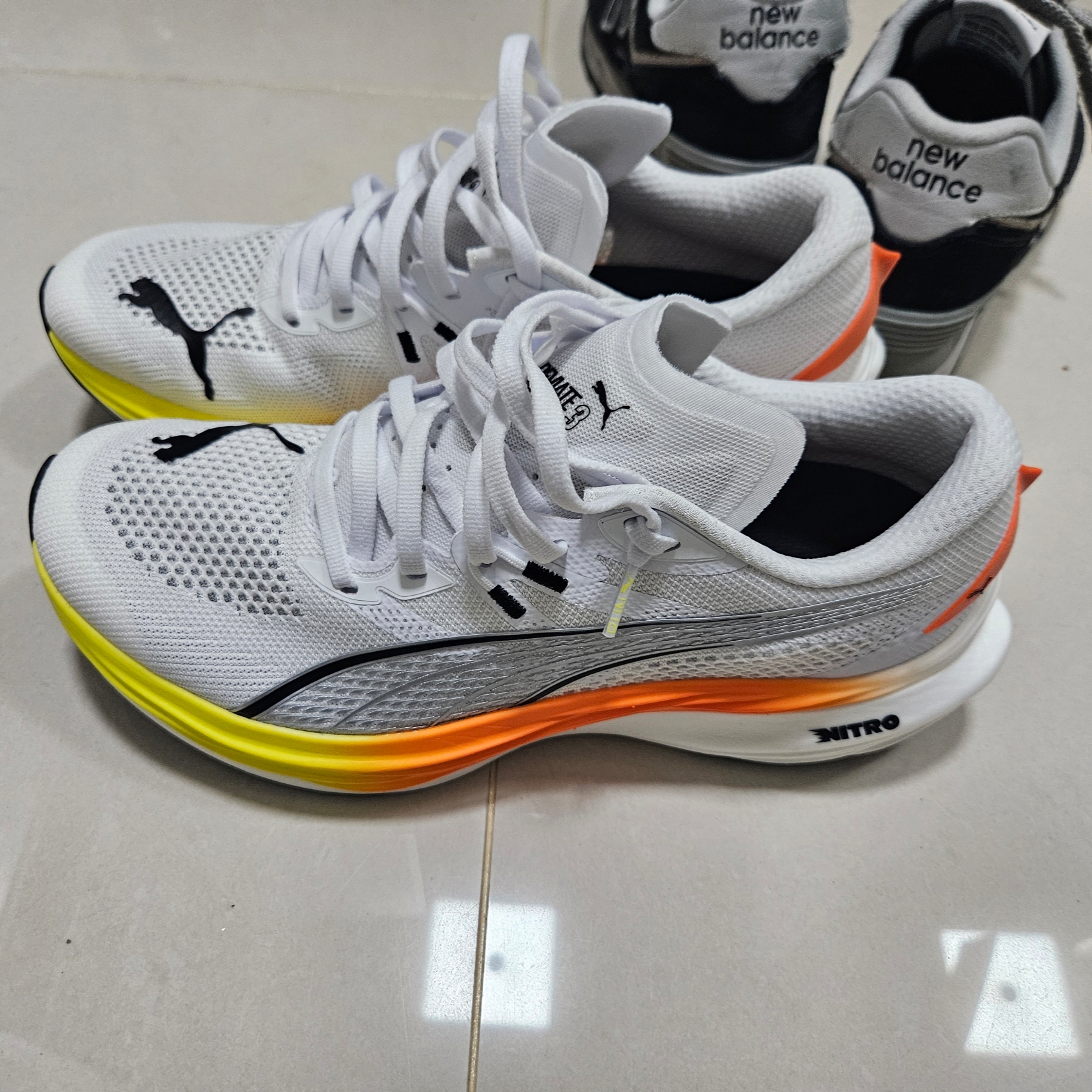 Puma Deviate Nitro 3 Wide White Flame Flicker 착용 스타일 - 1