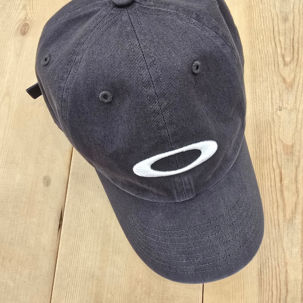Oakley Remix Dad Hat Blackout 착용 스타일