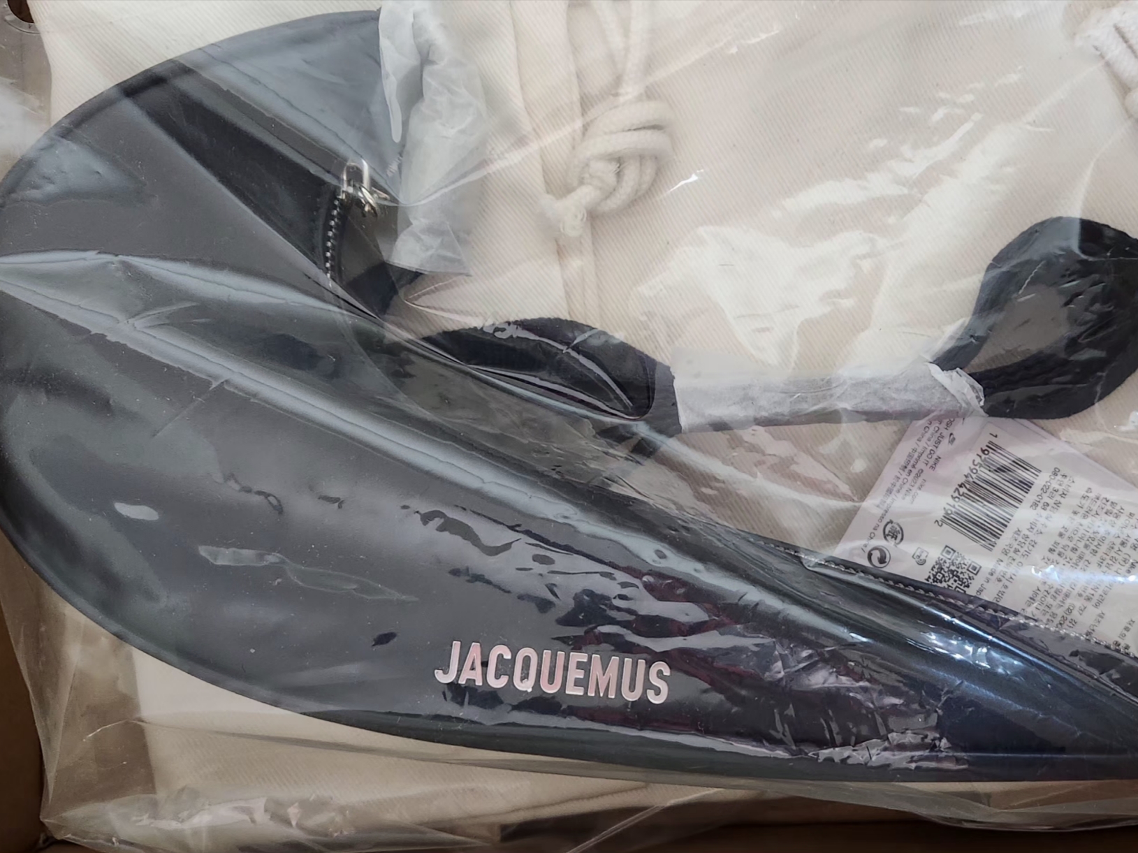 Jacquemus x Nike Le sac Small Swoosh Bag Dark Navy 착용 스타일