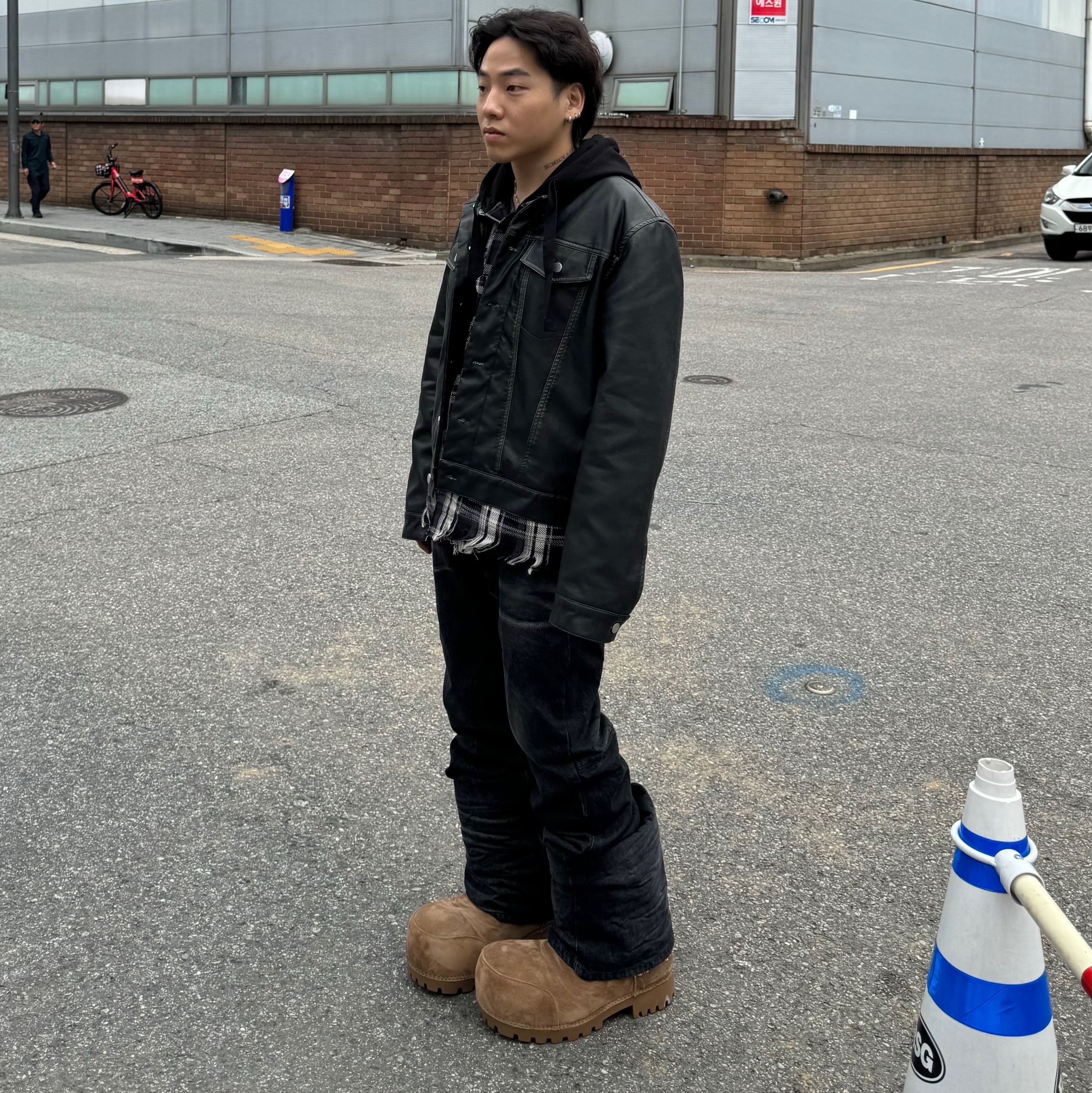 Balenciaga Alaska Fur High Boot Brown 착용 스타일 - 2