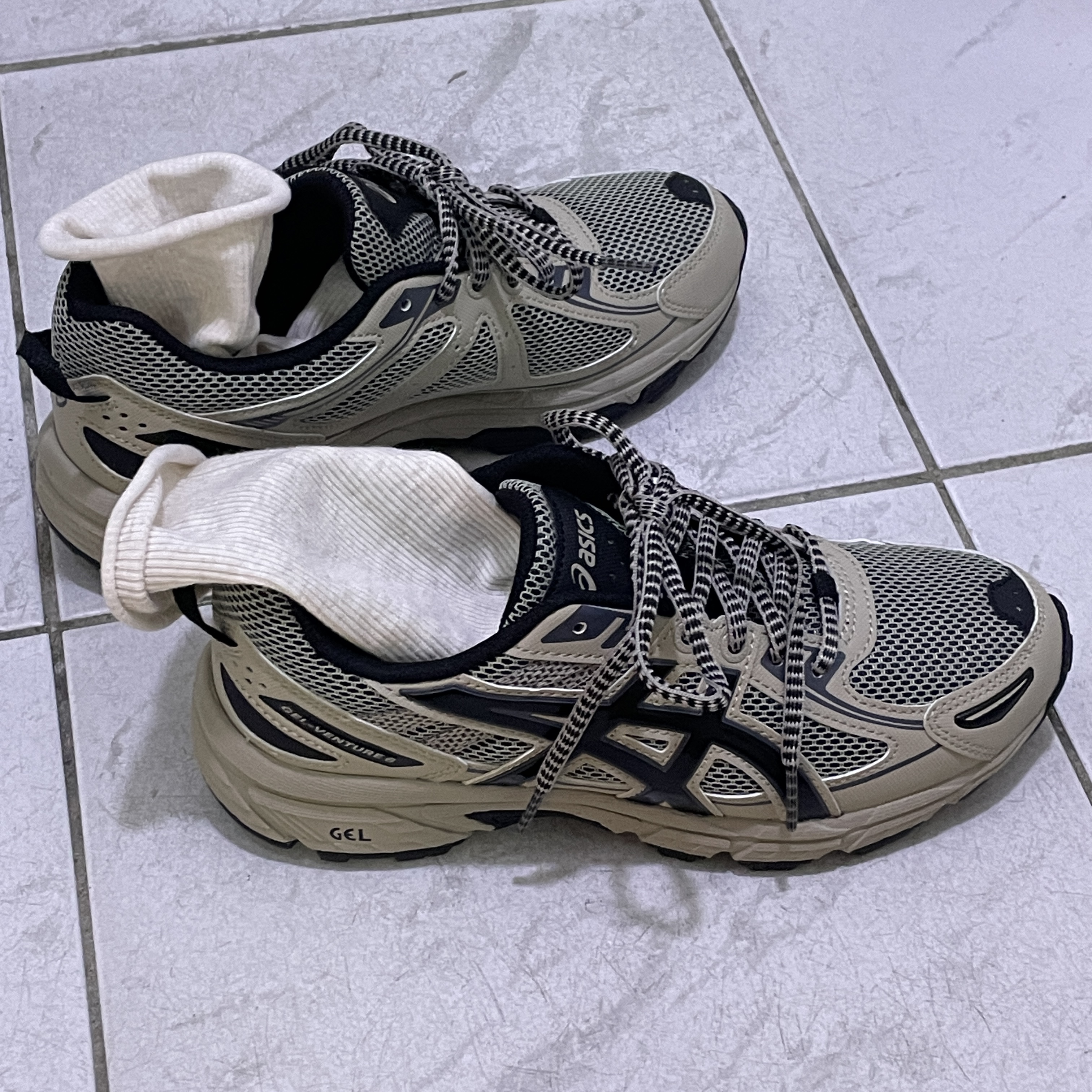 Asics Gel-Venture 6 Feather Grey Black 착용 스타일 - 2