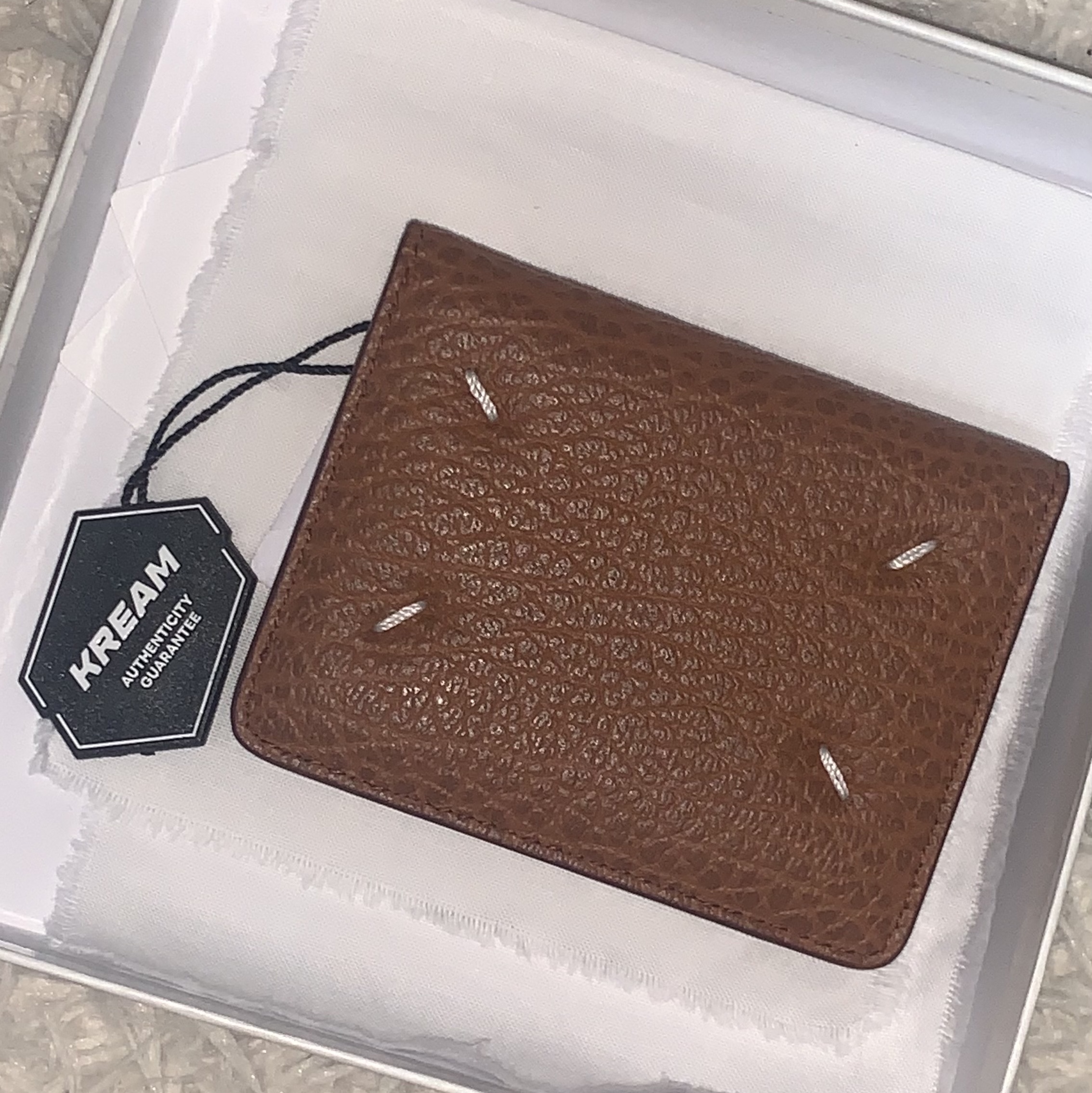Maison Margiela Keyring Wallet Tan, Prada Re-Nylon Medium Backpack Black 착용 스타일 - 1