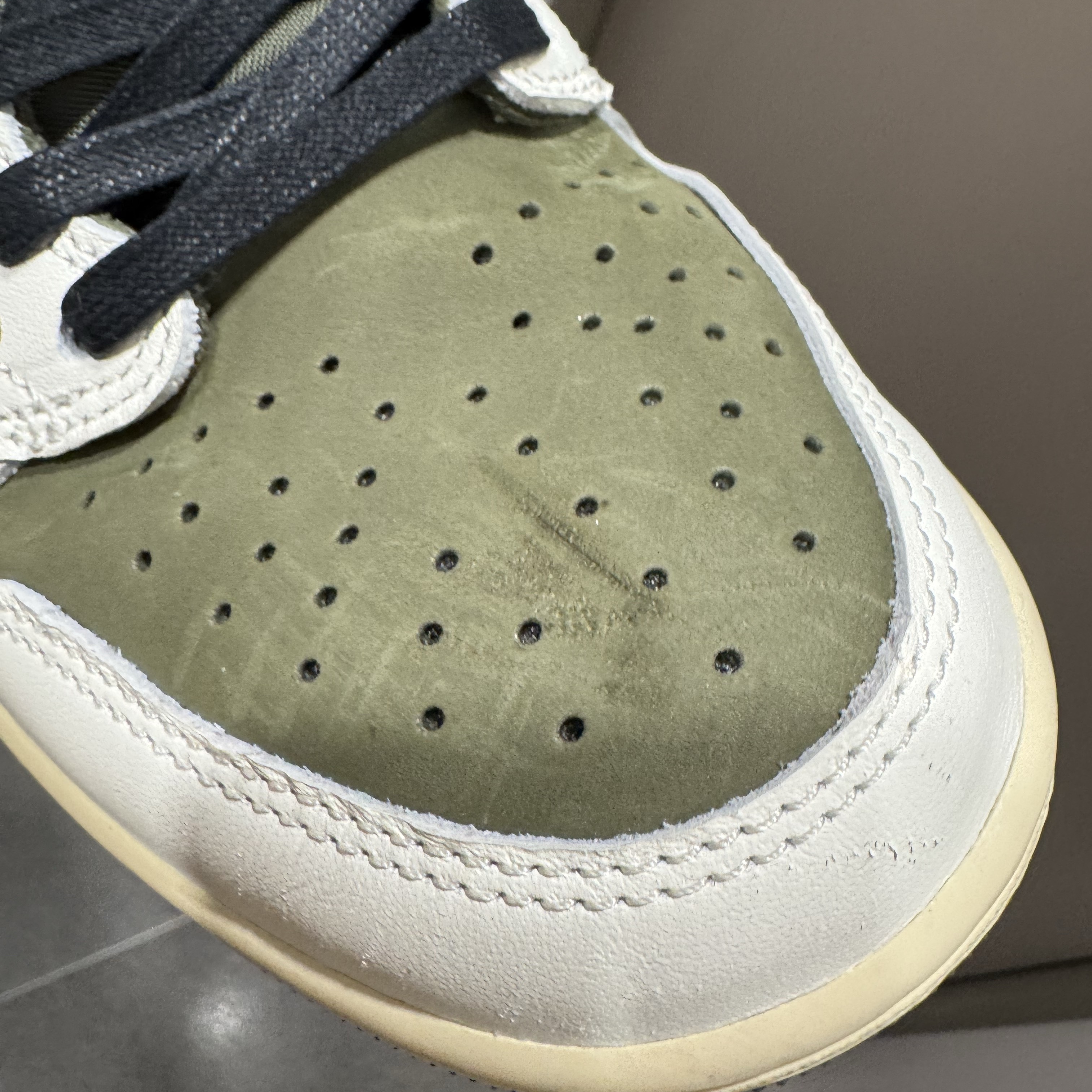 Jordan 1 x Travis Scott Retro Low OG SP Reverse Olive 착용 스타일 - 3