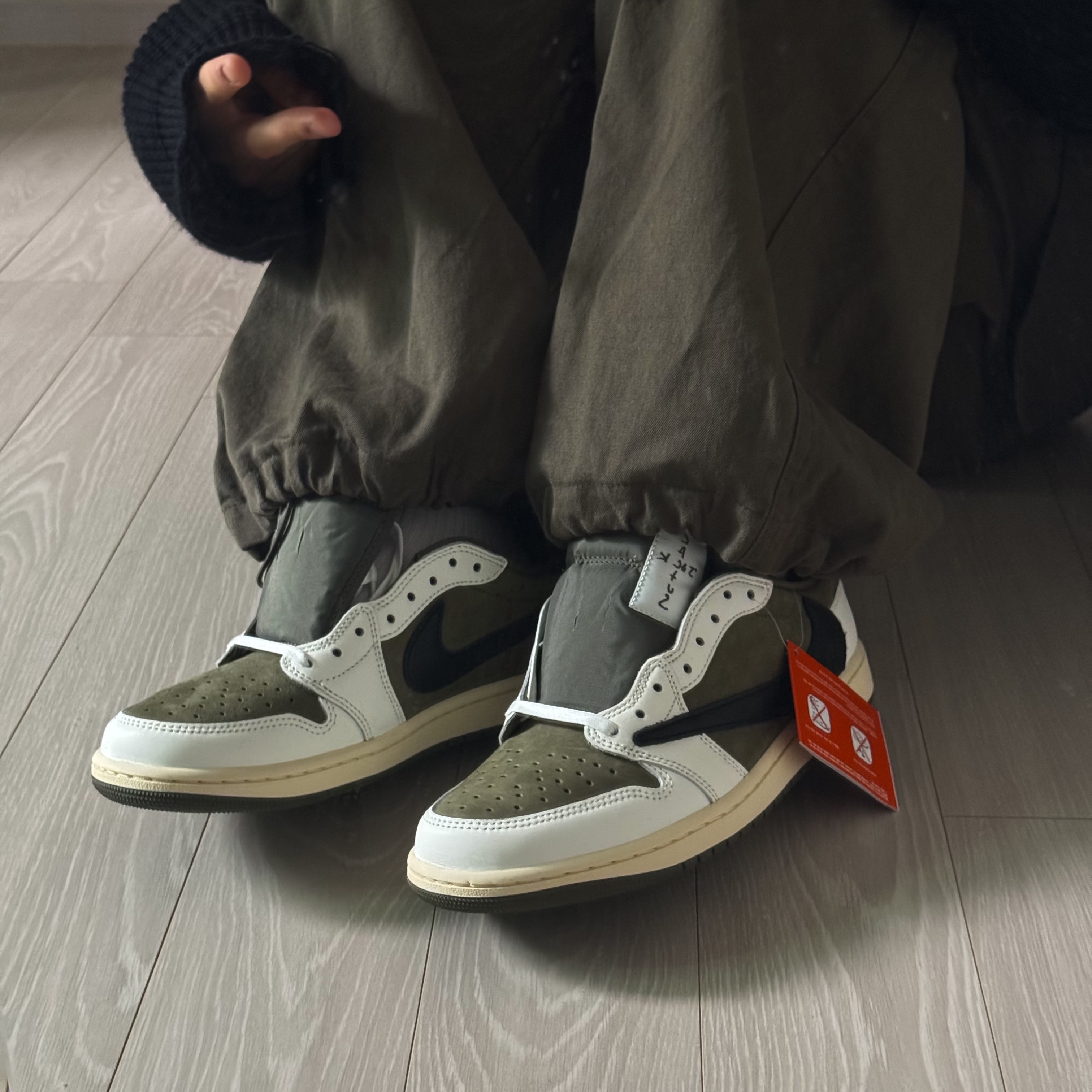 Jordan 1 x Travis Scott Retro Low OG SP Reverse Olive 착용 스타일 - 1