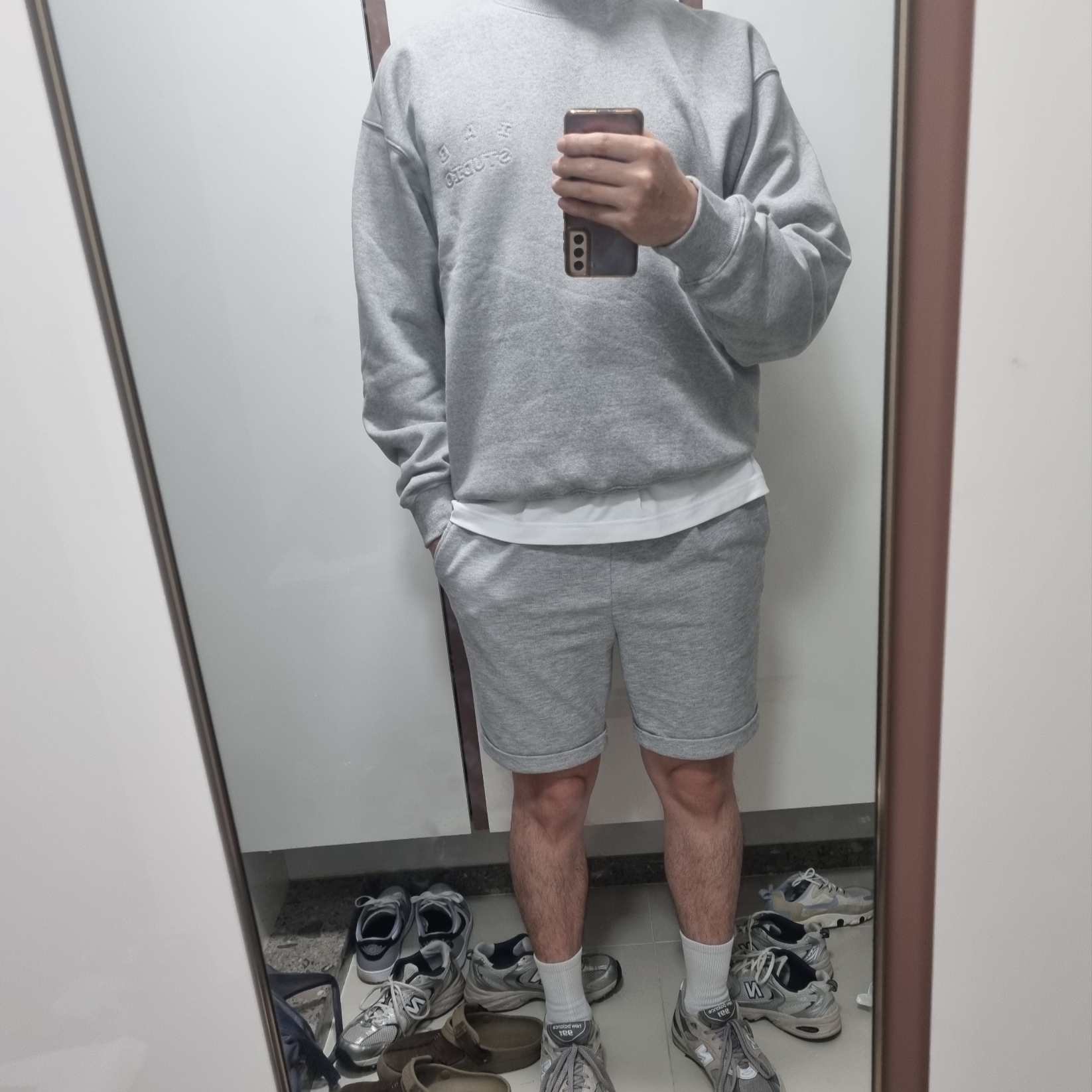 IAB Studio Embossed Sweatshirt Gray 착용 스타일