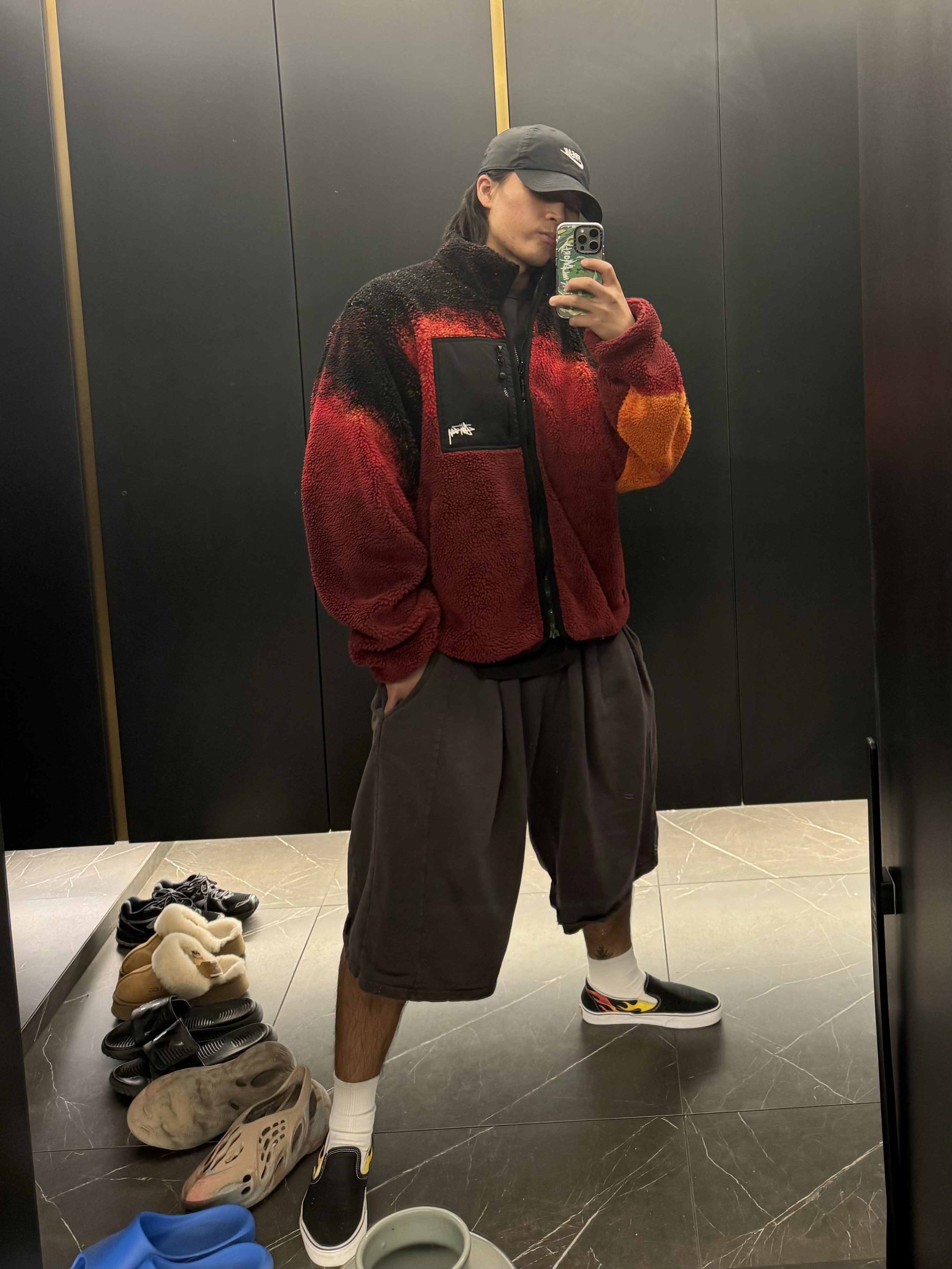 Stussy Sherpa Reversible Jacket Lava 착용 스타일
